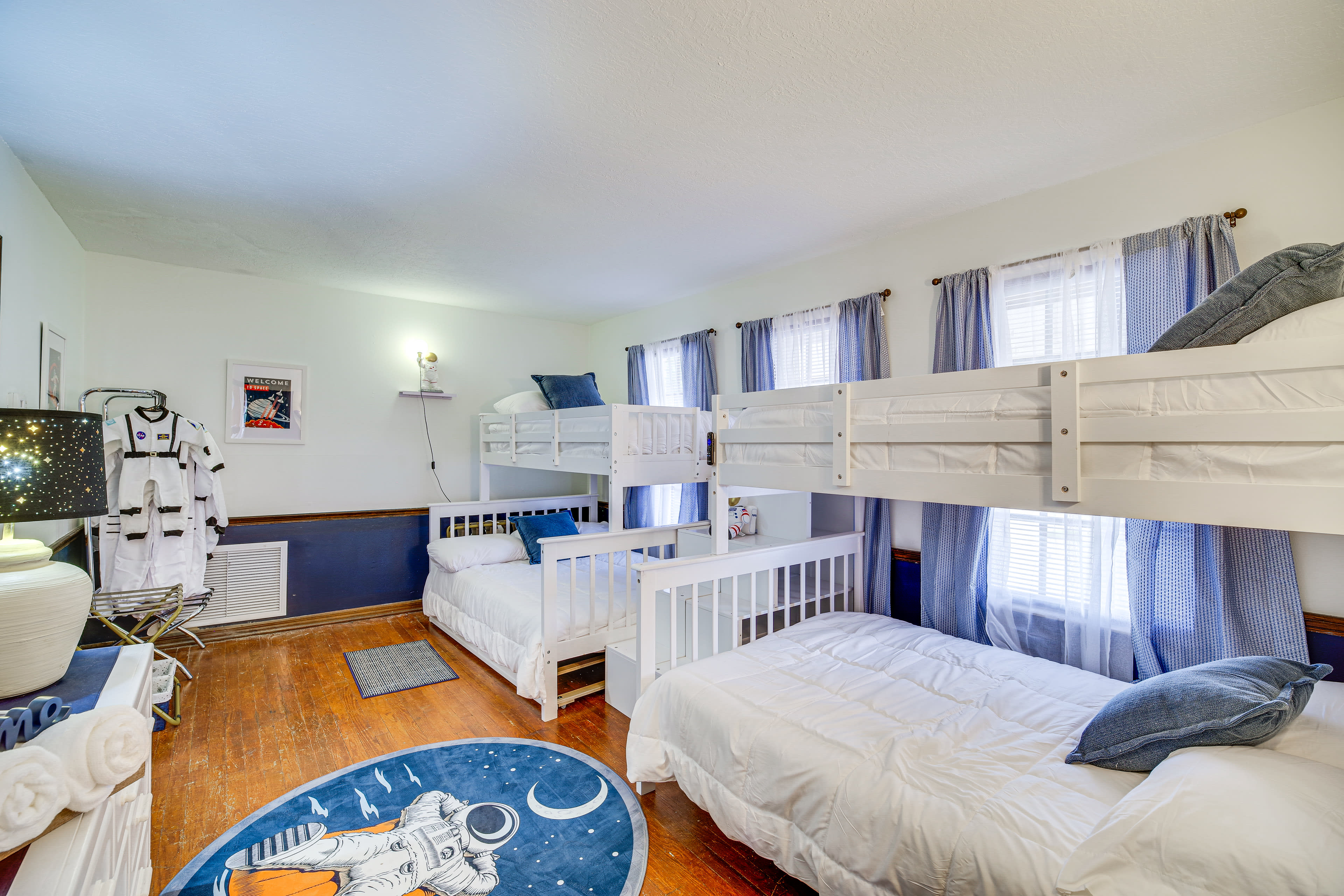 Bedroom 5 | 2 Twin/Queen Bunk Beds | Pack 'n Play | 1st Floor | Smart TV