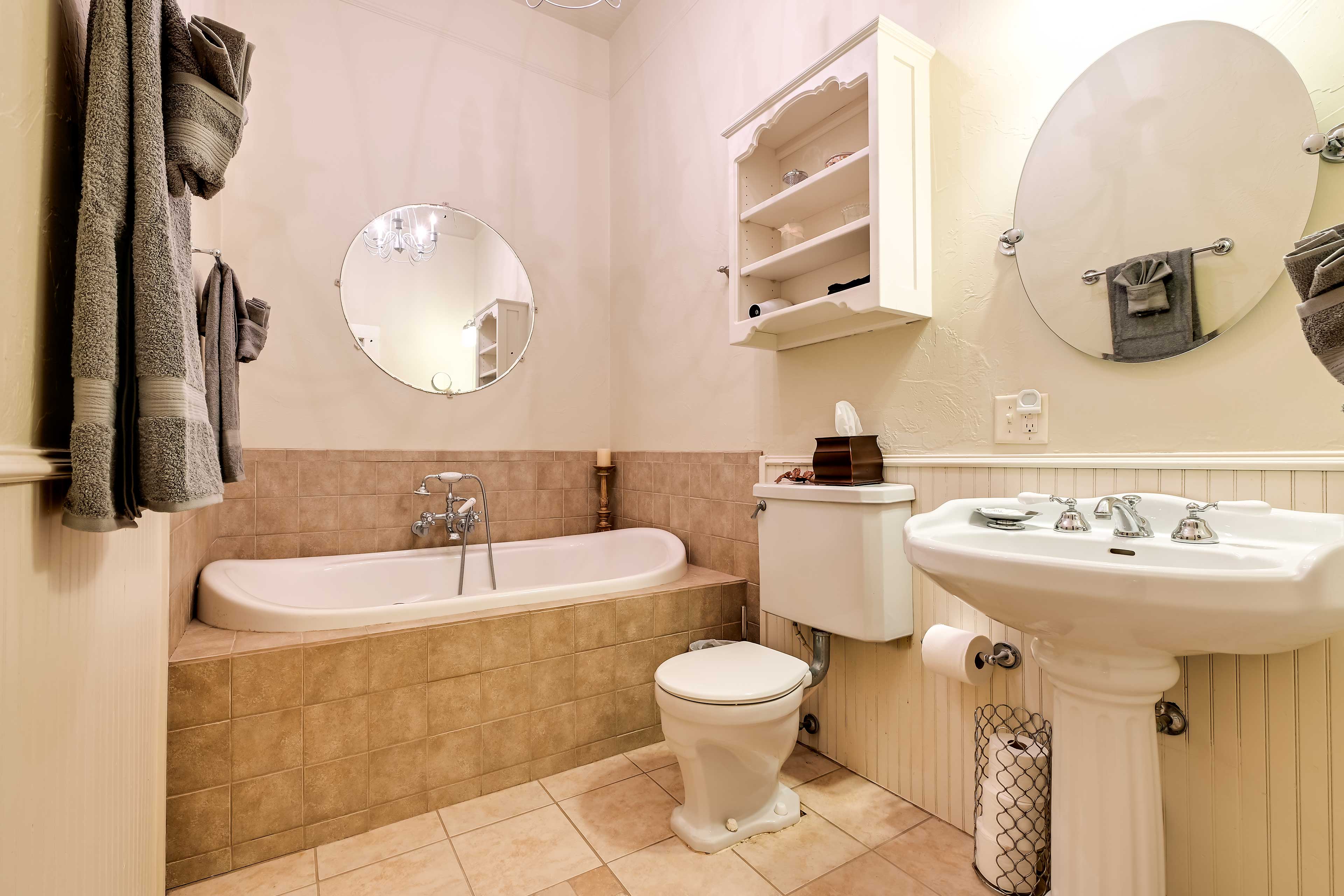 En-Suite Bathroom | Complimentary Toiletries | Soaking Tub