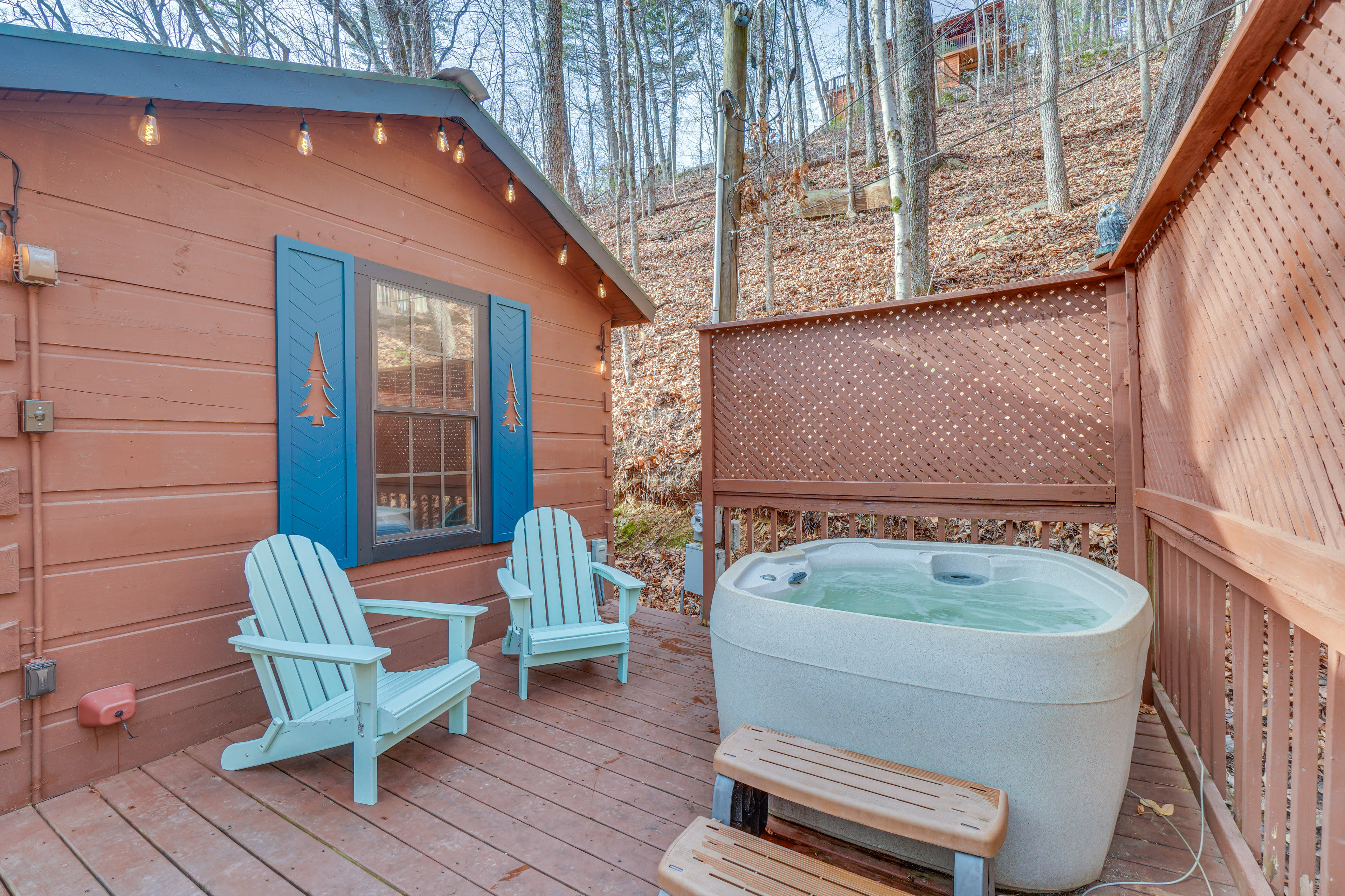 Sevierville Vacation Rental | 1BR | 1BA | Stairs to Enter | 500 Sq Ft