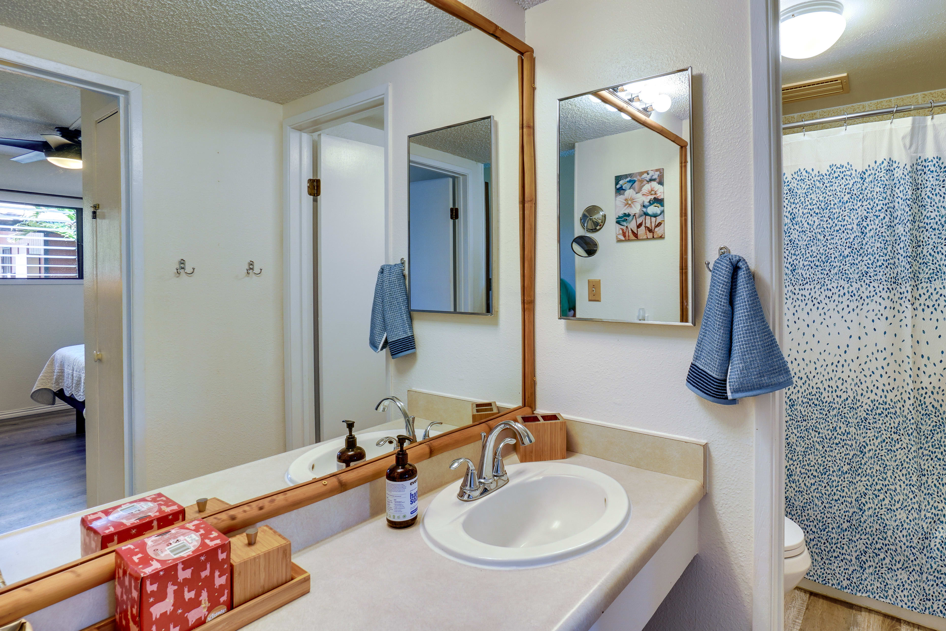 Full Bathroom | Towels Provided | Complimentary Toiletries