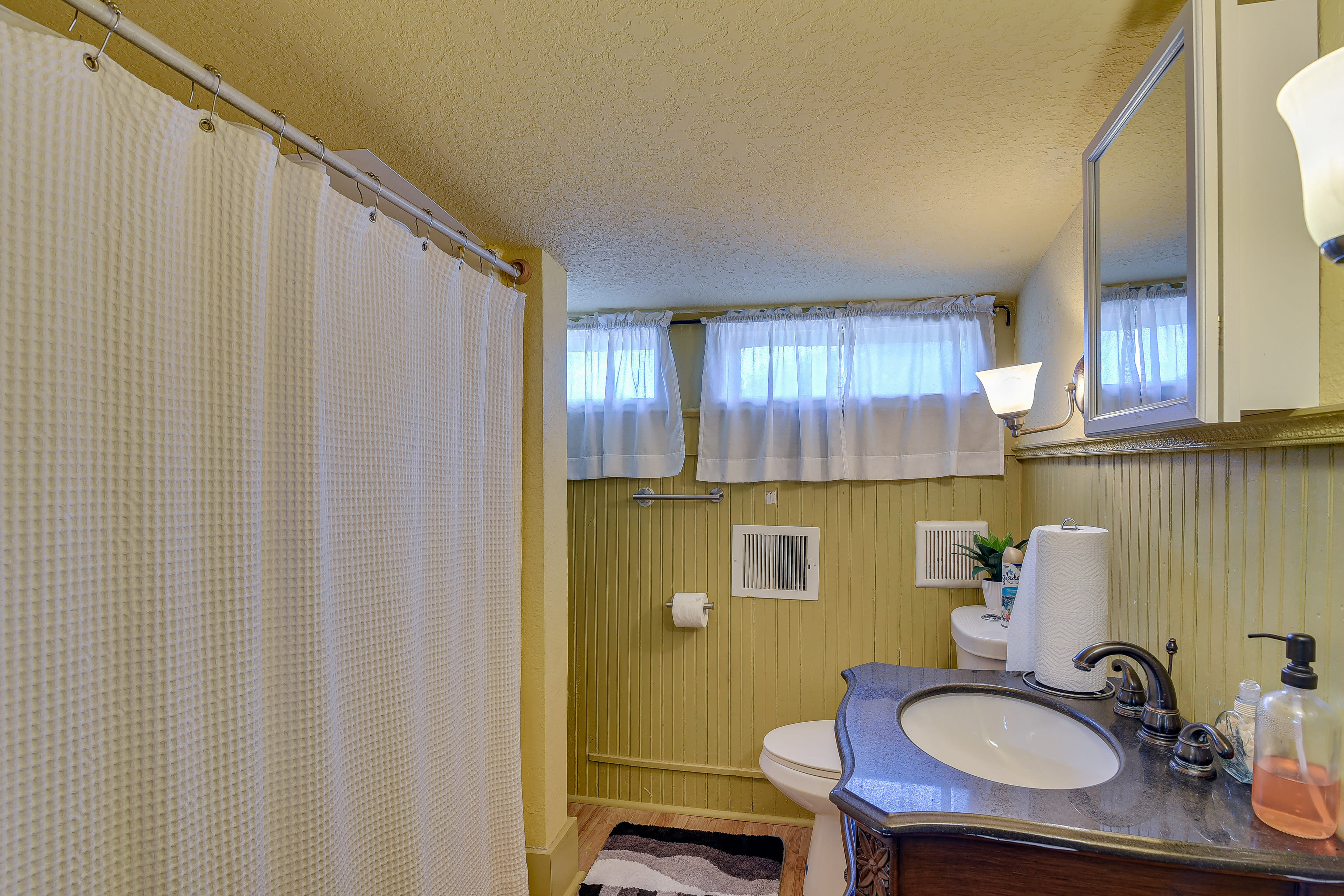 Full Bathroom | Complimentary Toiletries