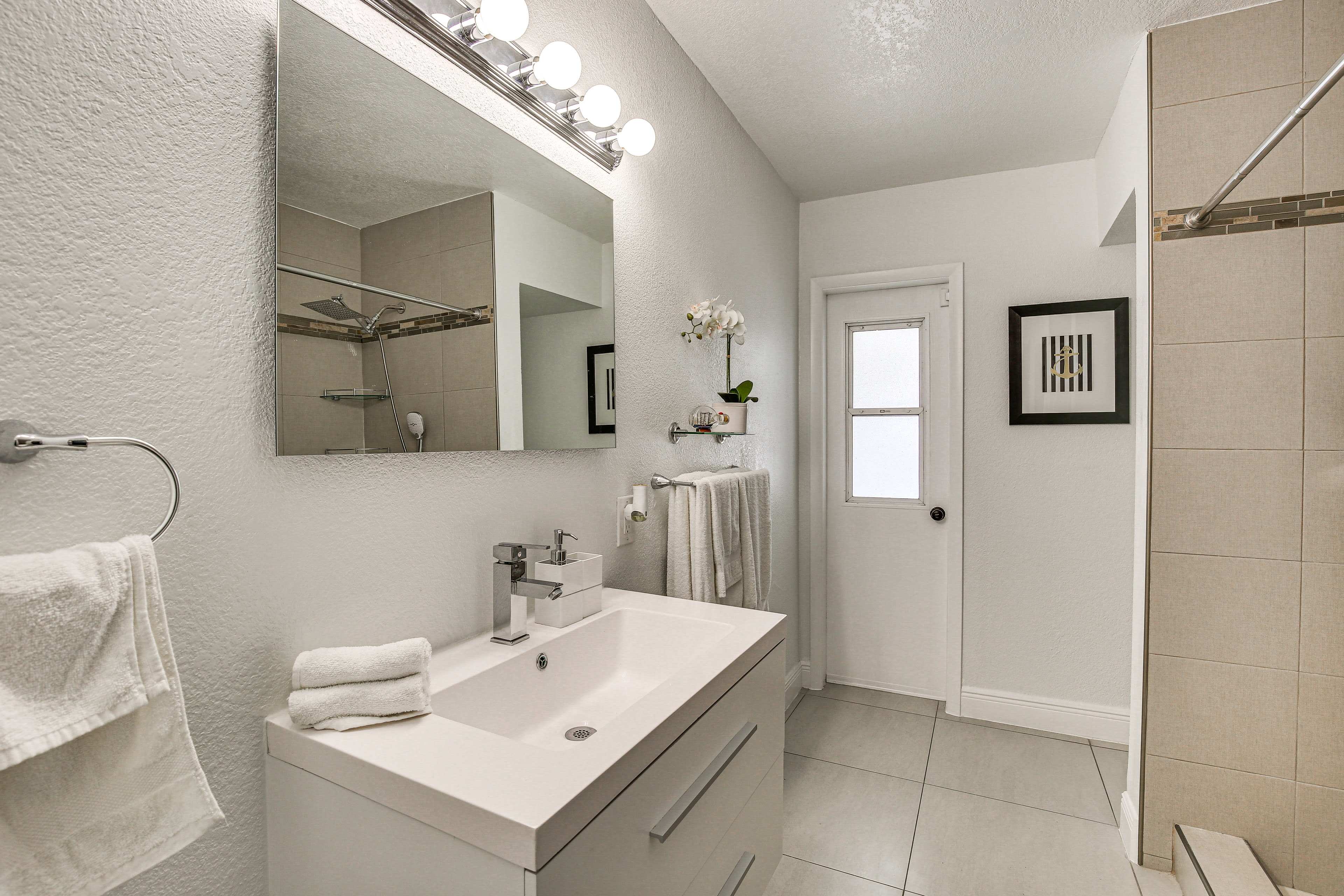 Full Bathroom | Complimentary Toiletries