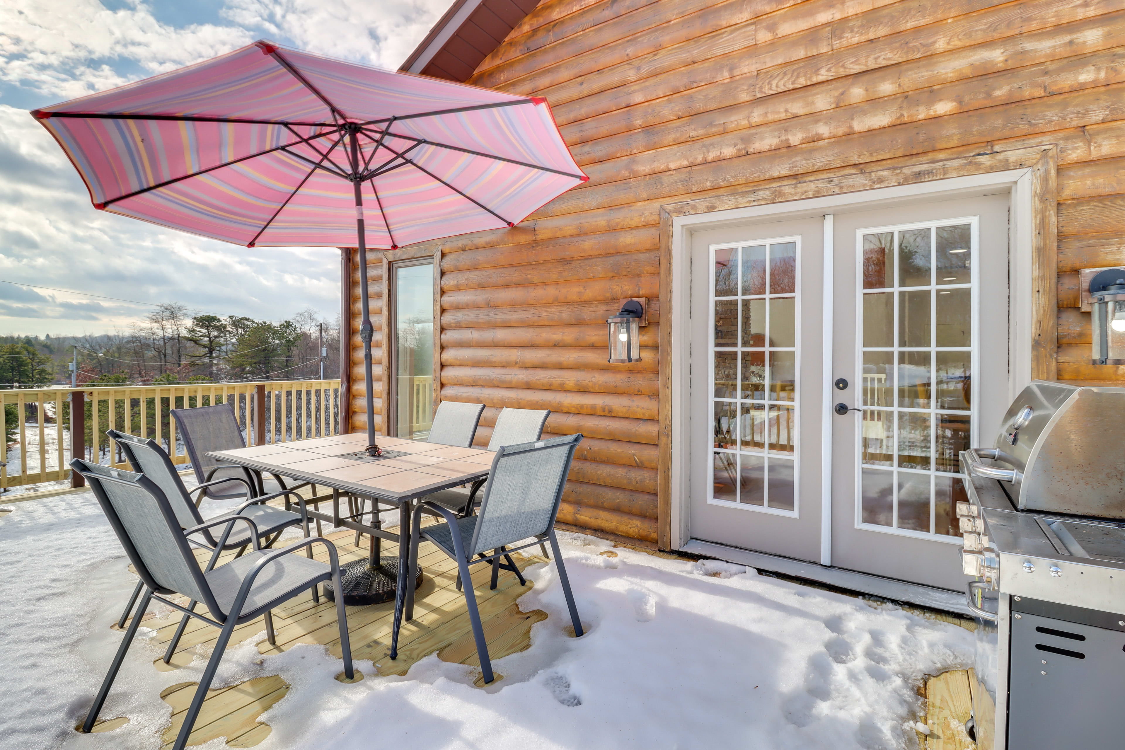 Deck | Dining Area | Gas Grill