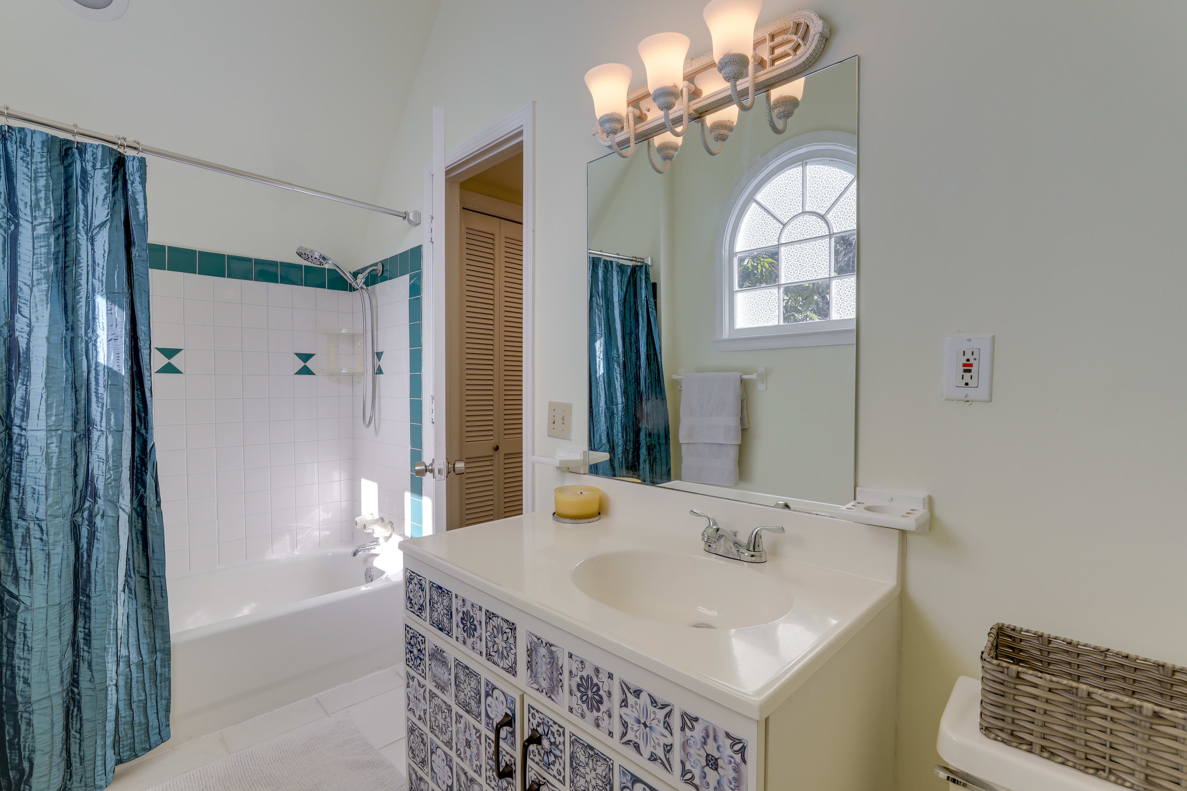 Full Bathroom | 3rd Floor | Shower/Tub Combo