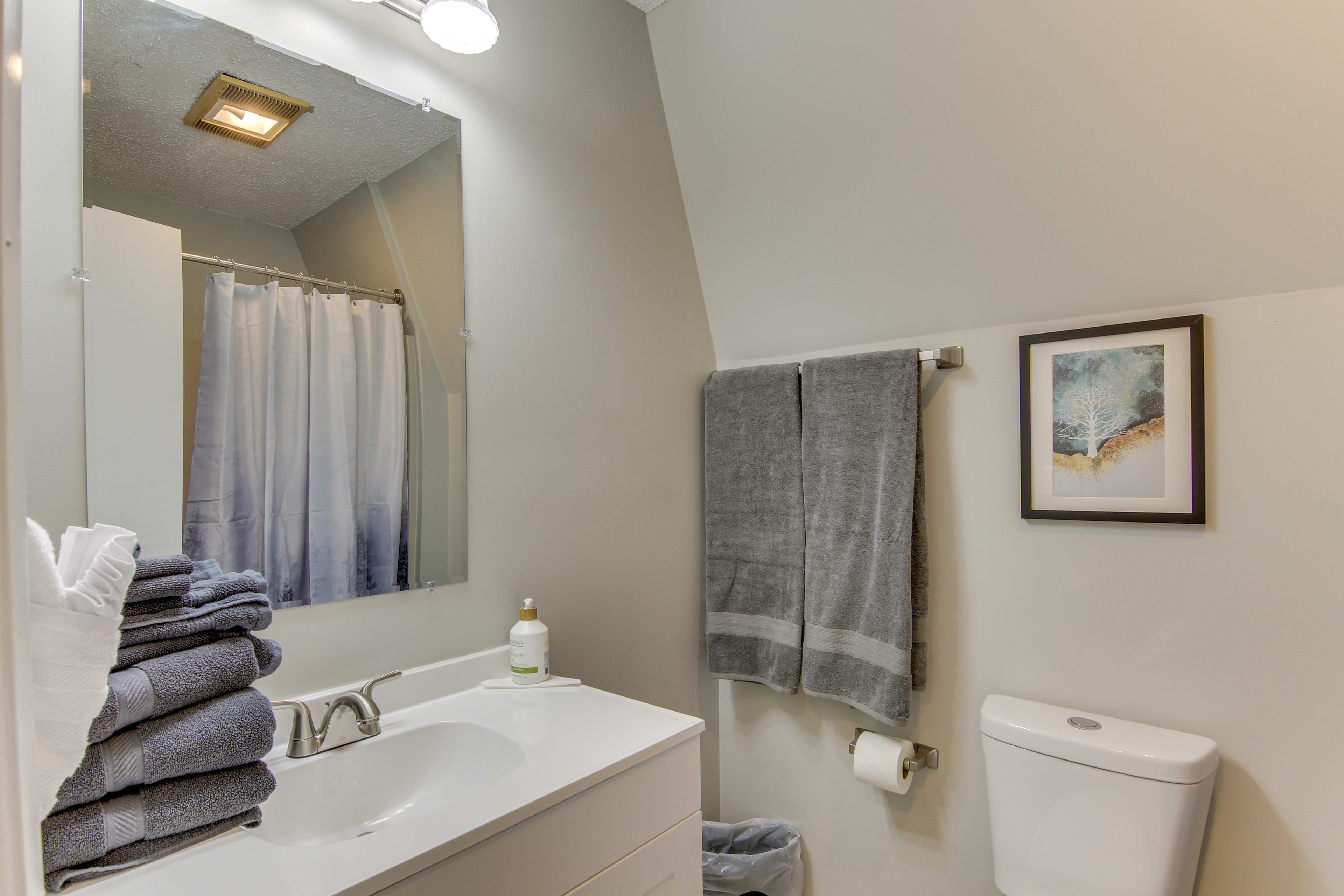 Full Bathroom | 2nd Floor | Towels Provided | Complimentary Toiletries