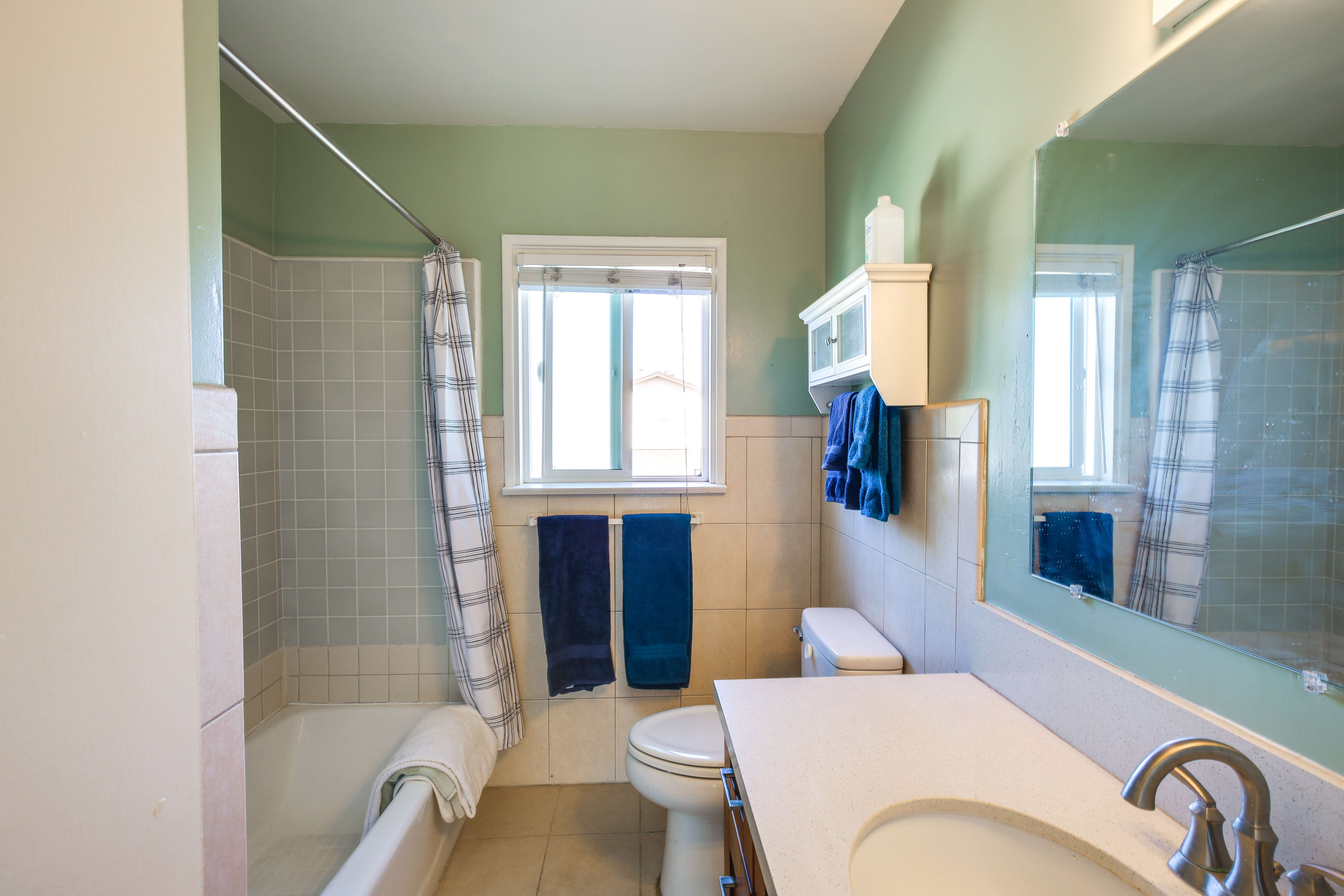 Full Bathroom | Complimentary Toiletries