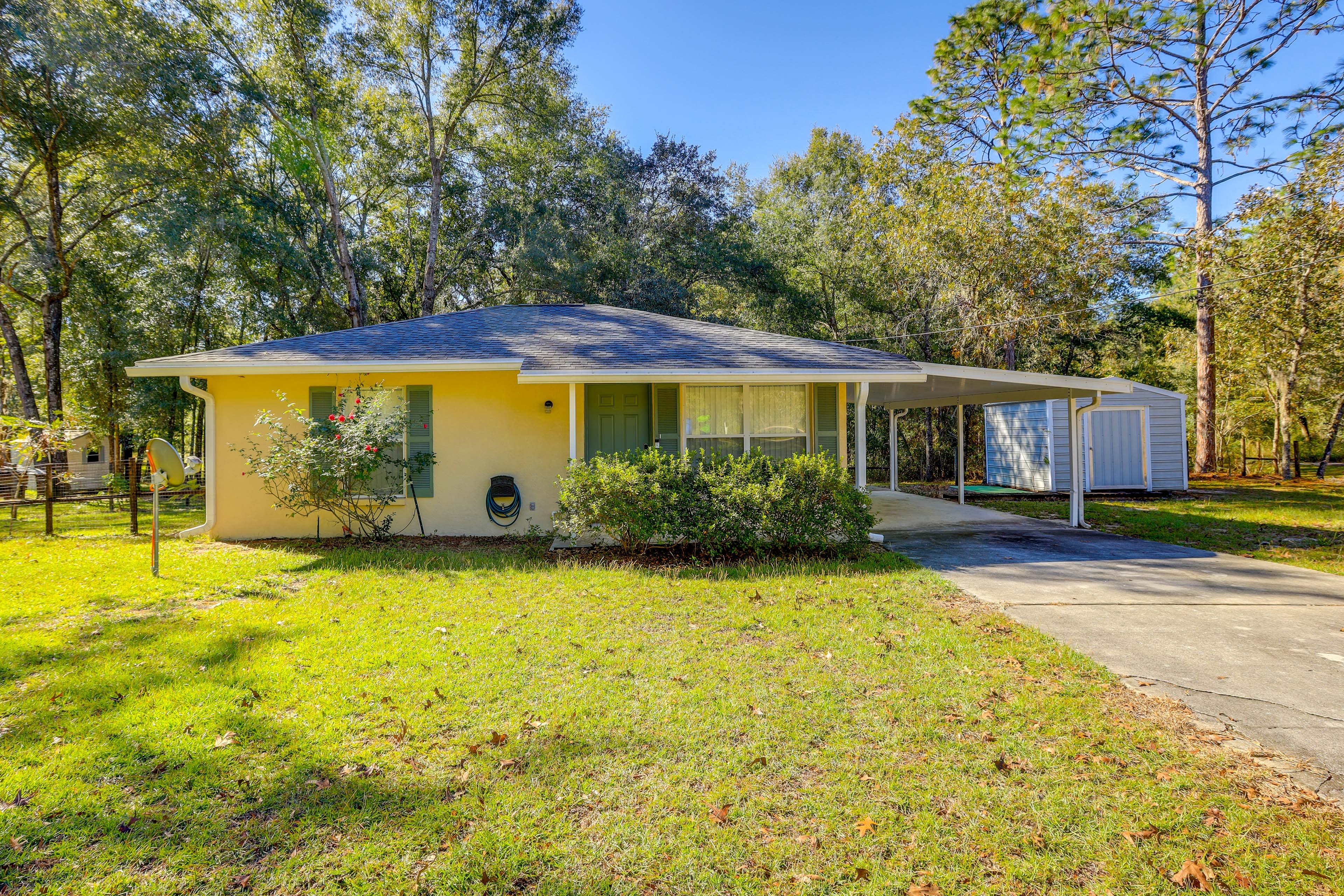 Single-Story House | In-Unit Laundry | 6 Mi to Devil's Den Prehistoric Spring