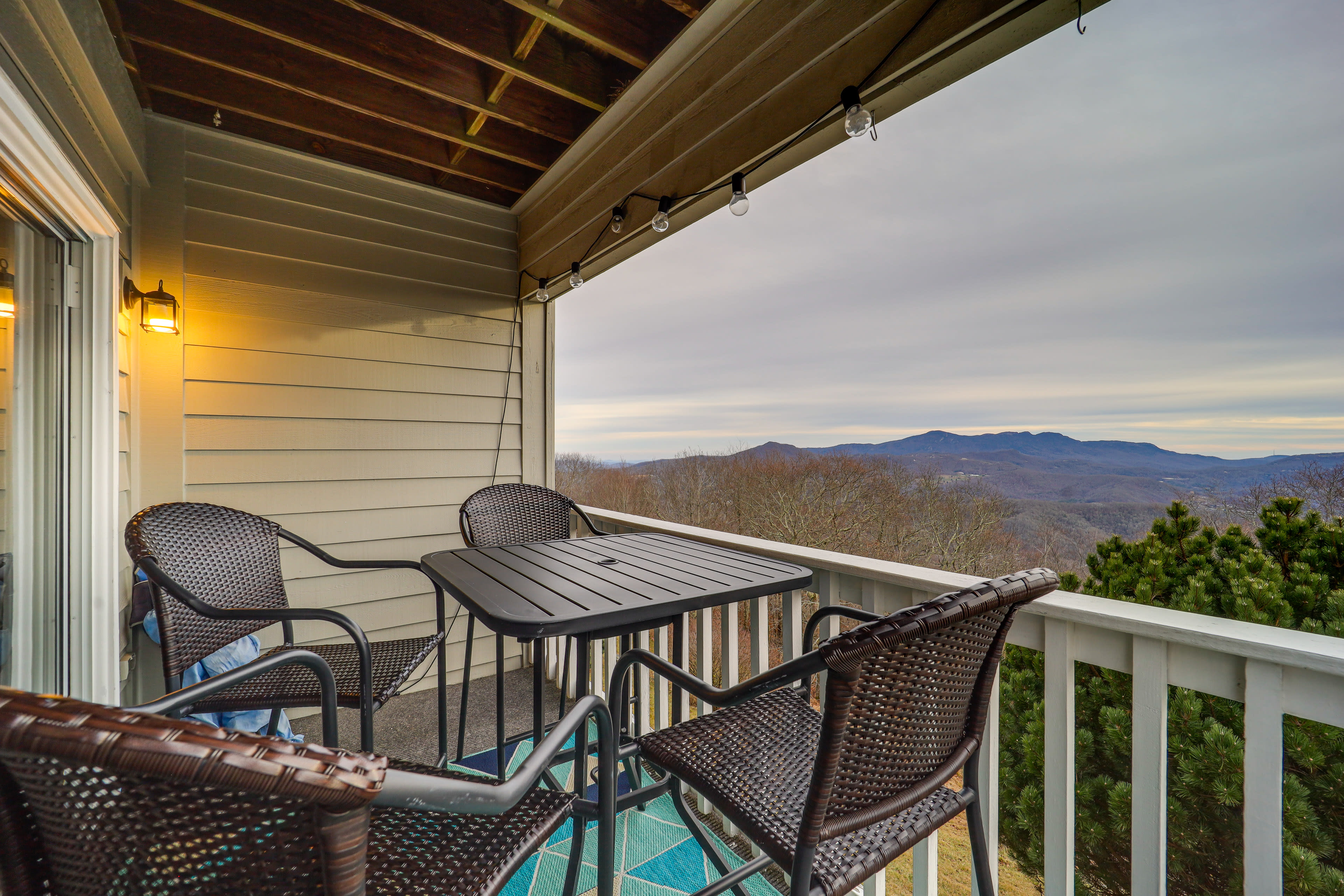 Lovely Beech Mountain Condo w/ Balcony & Views!