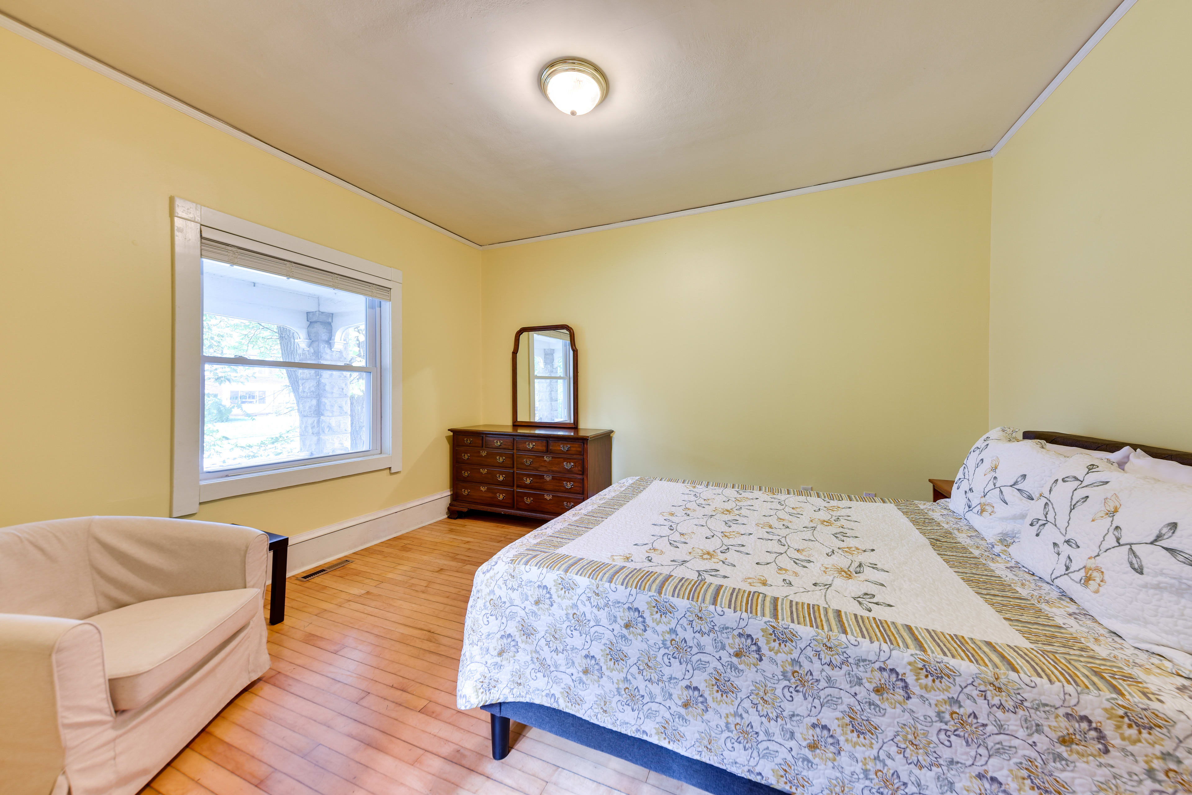 Bonus Room | Queen Bed | 1st Floor