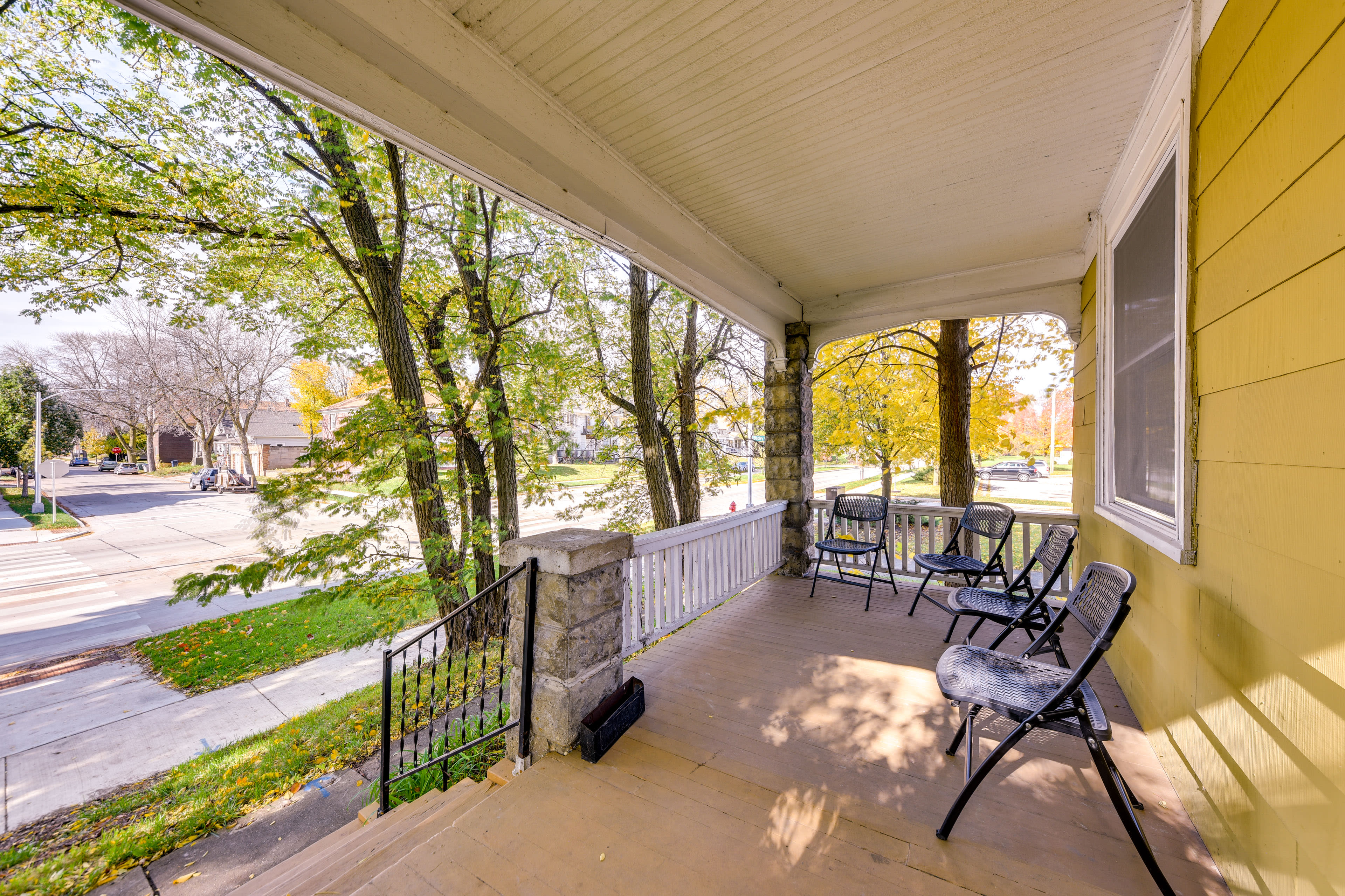 Front Porch | Self Check-In | 1 Mi to UWM Campus