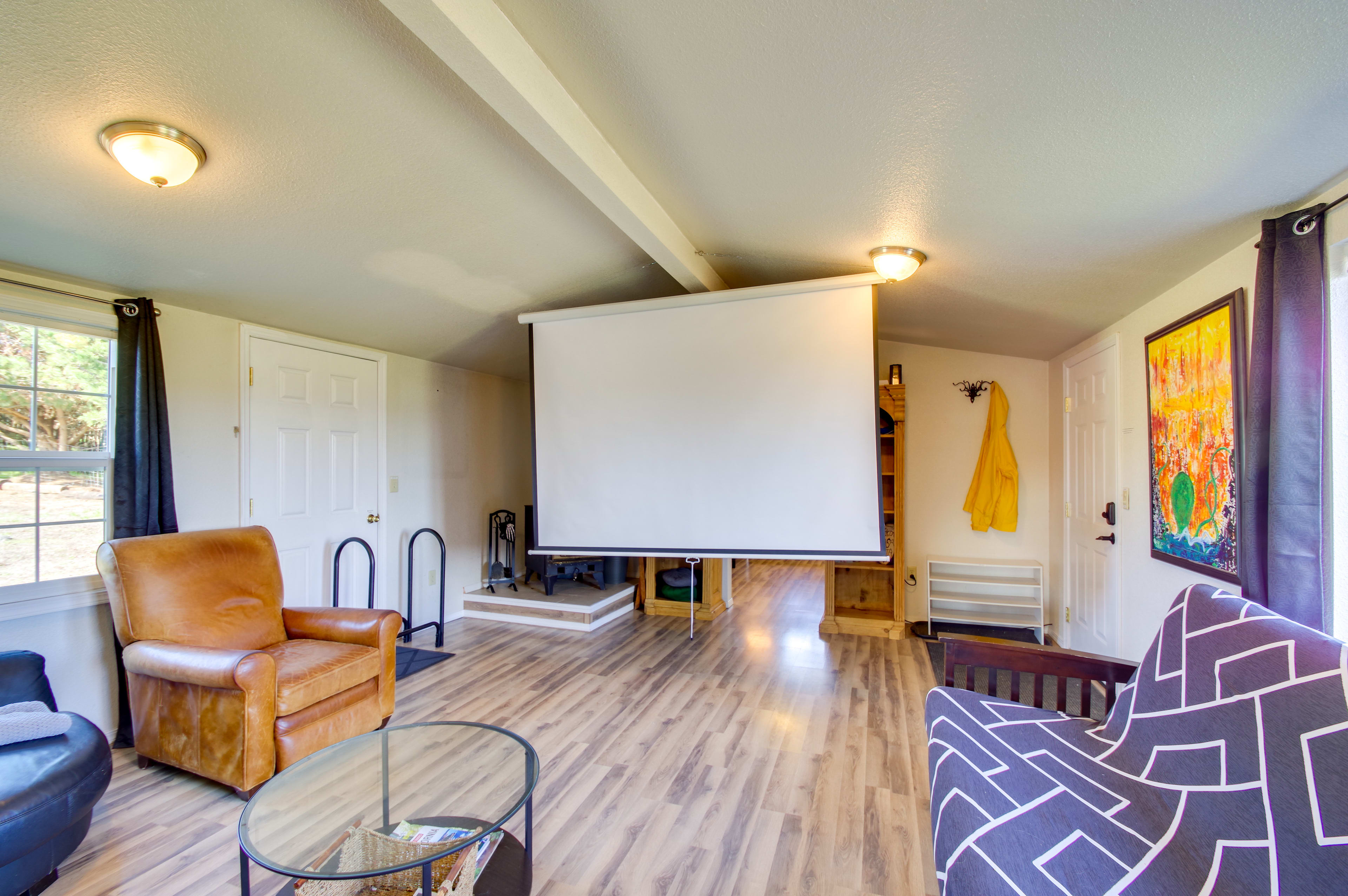 Living Room | Queen Futon | Projector & Screen | Free WiFi | Central A/C & Heat