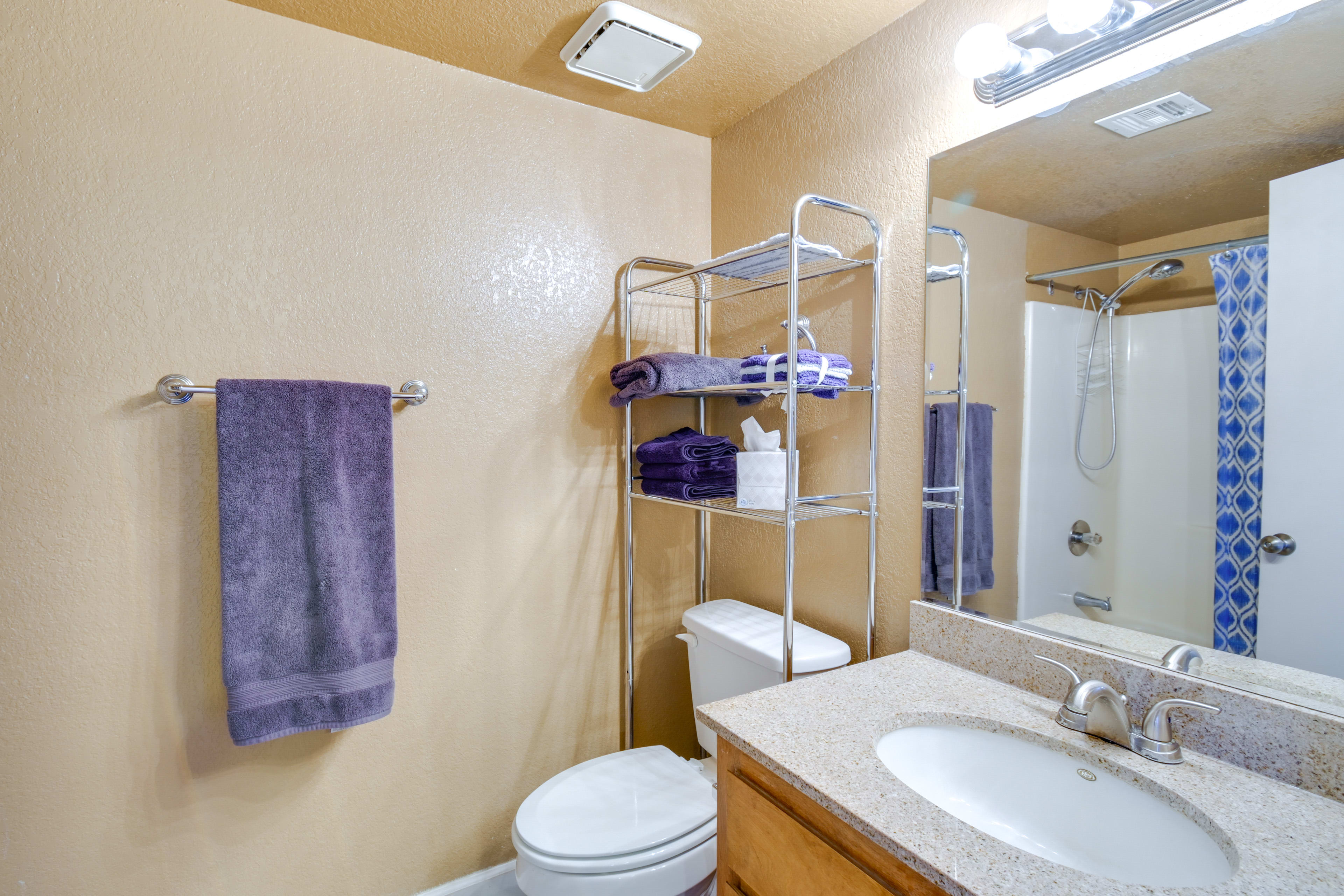 Full Bathroom | Complimentary Toiletries | Towels Provided