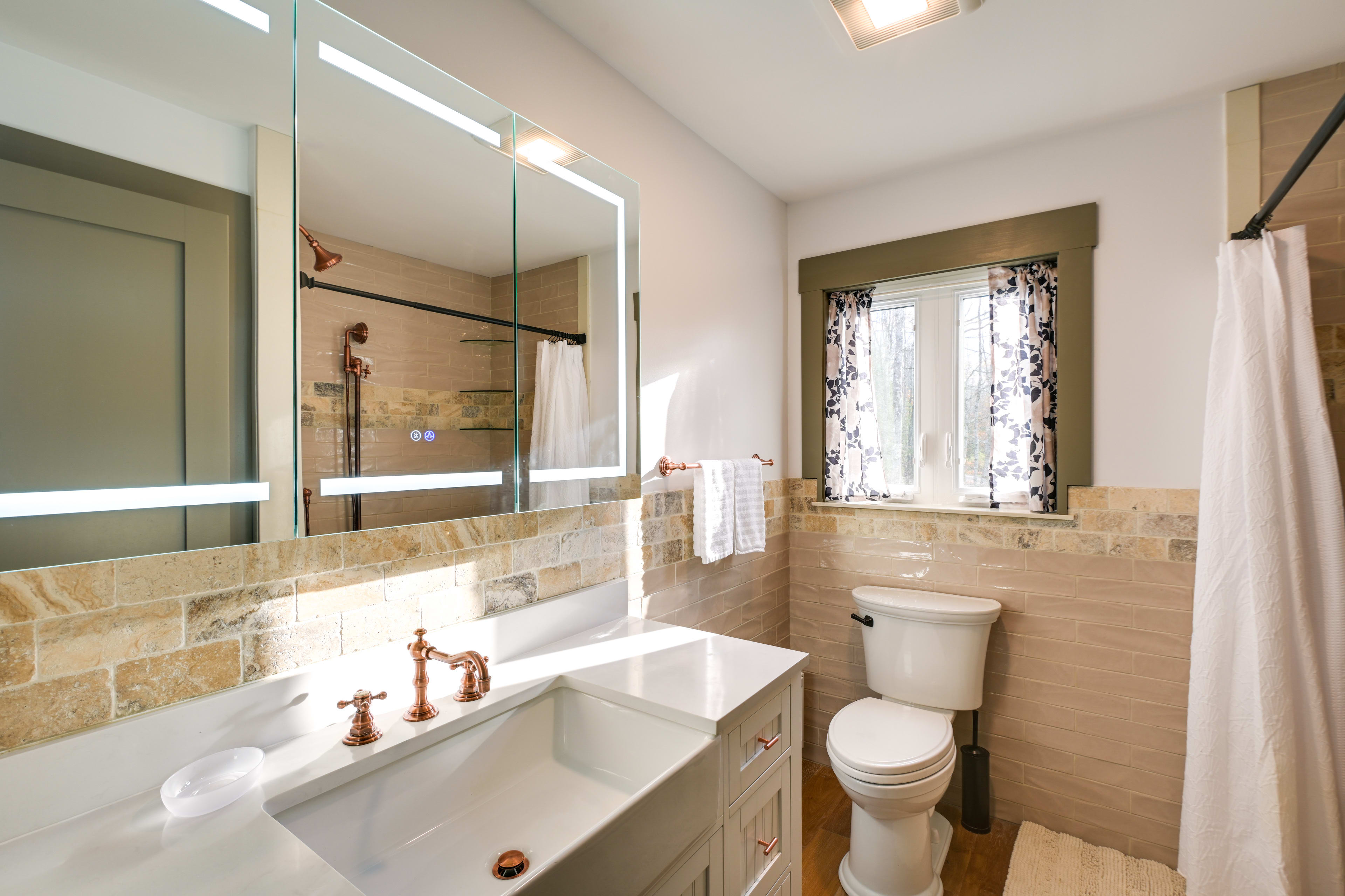 Full Bathroom | Complimentary Toiletries | 2nd Floor