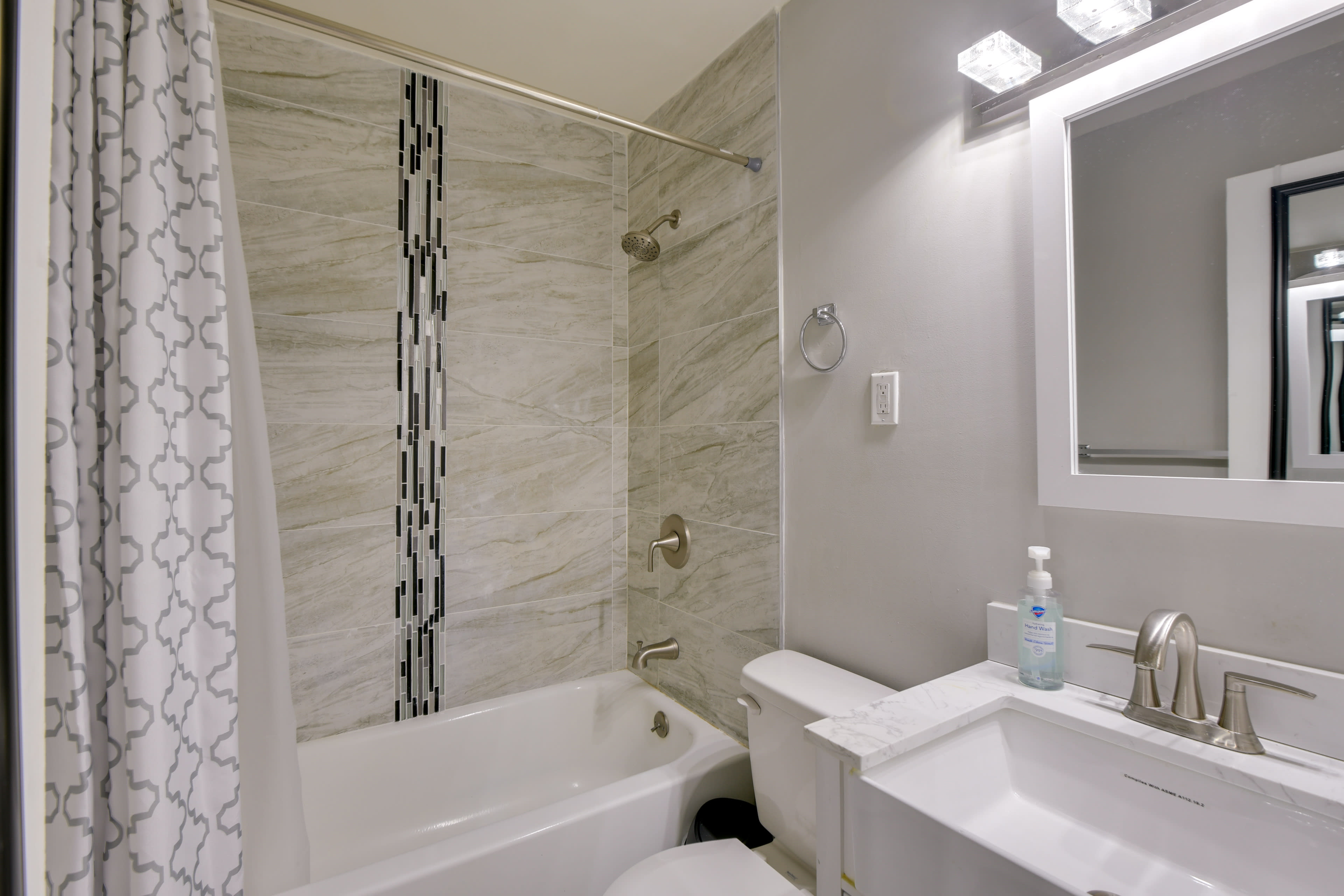 Full Bathroom | 2nd Floor | Complimentary Toiletries | Towels Provided