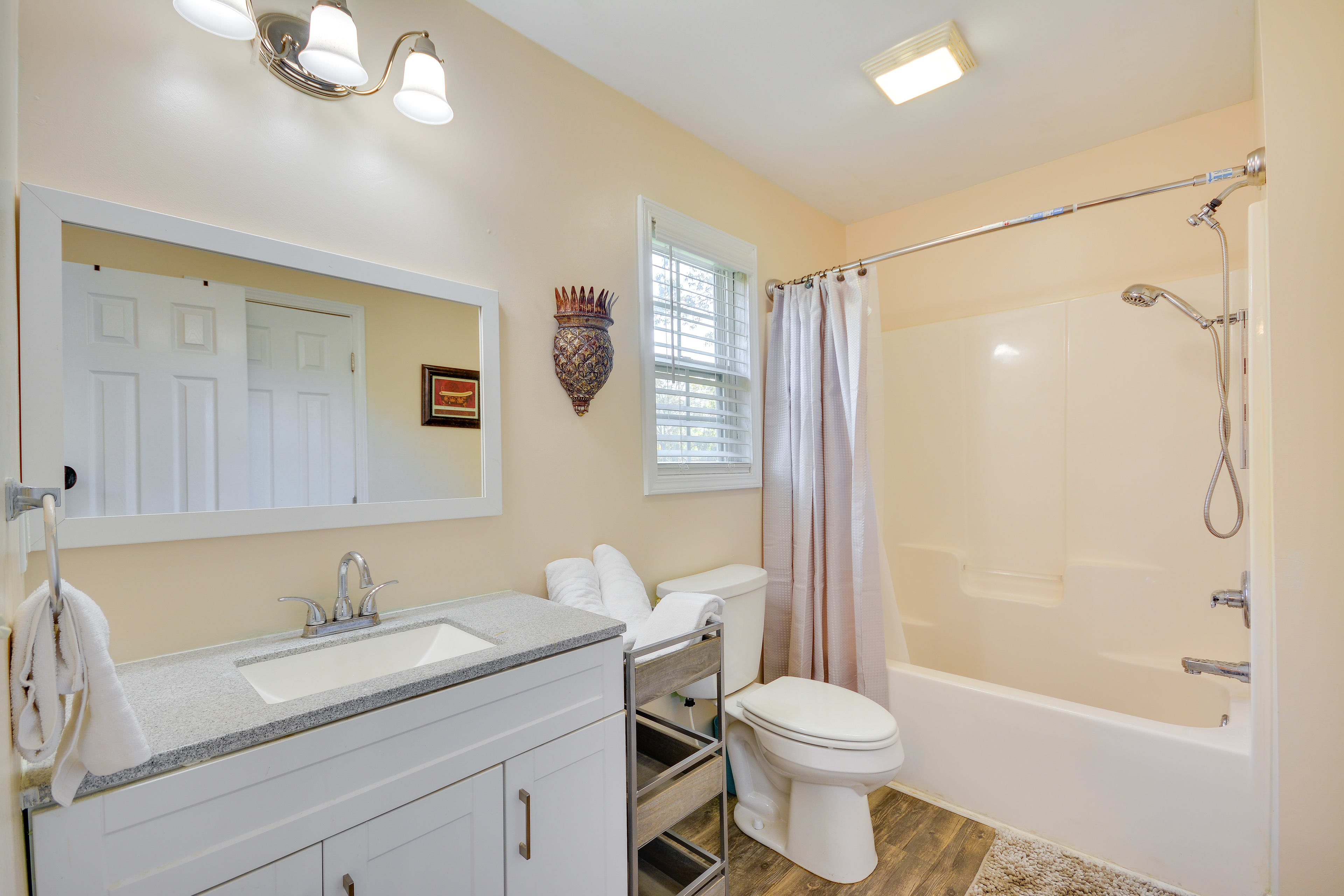 Full Bathroom | Towels Provided | Complimentary Toiletries