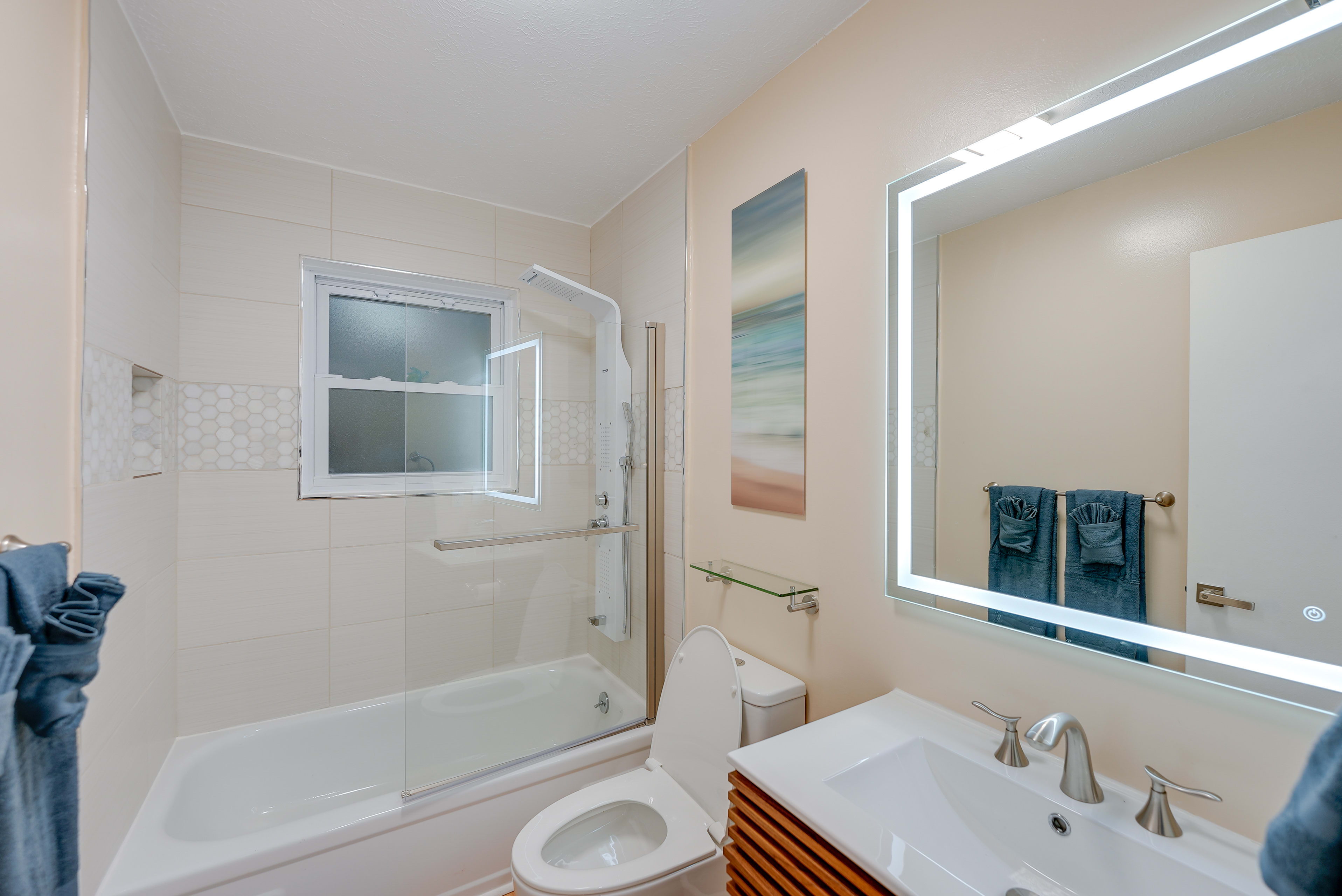 Full Bathroom | Main Level | Complimentary Toiletries