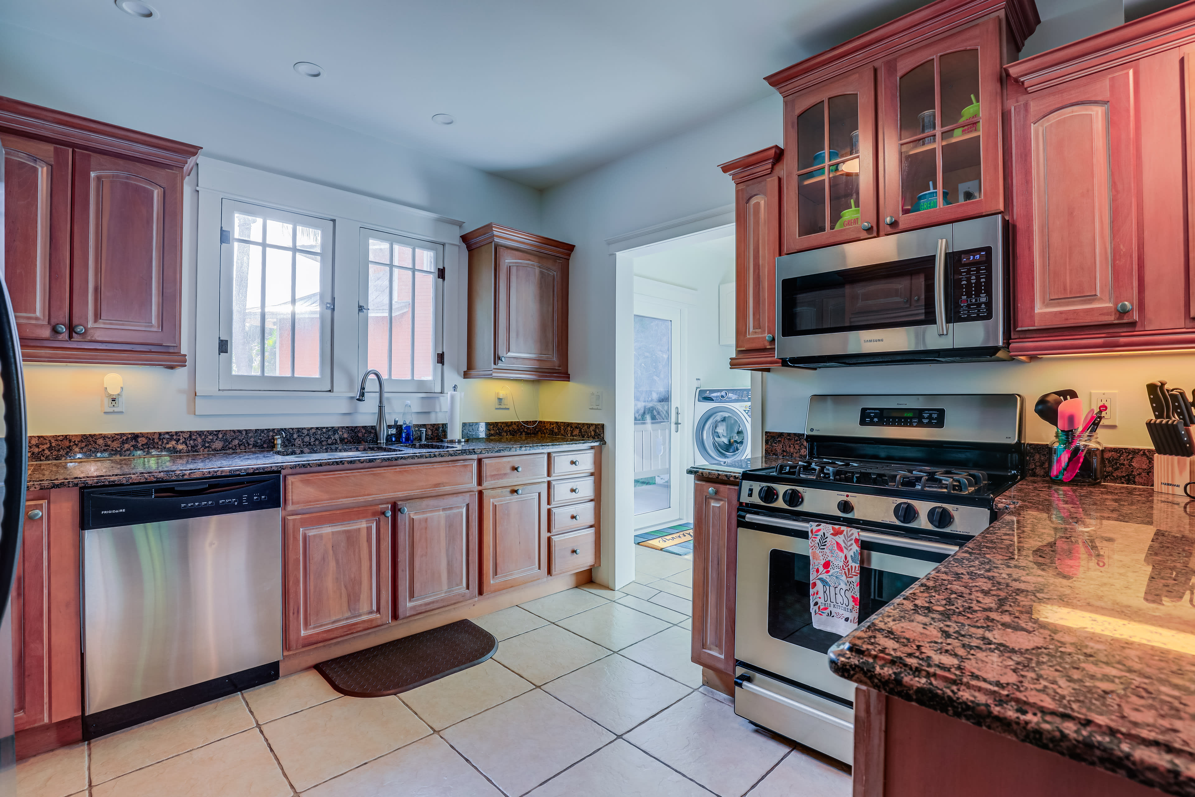 Kitchen | Refrigerator | Coffee Makers | Expansive Counters