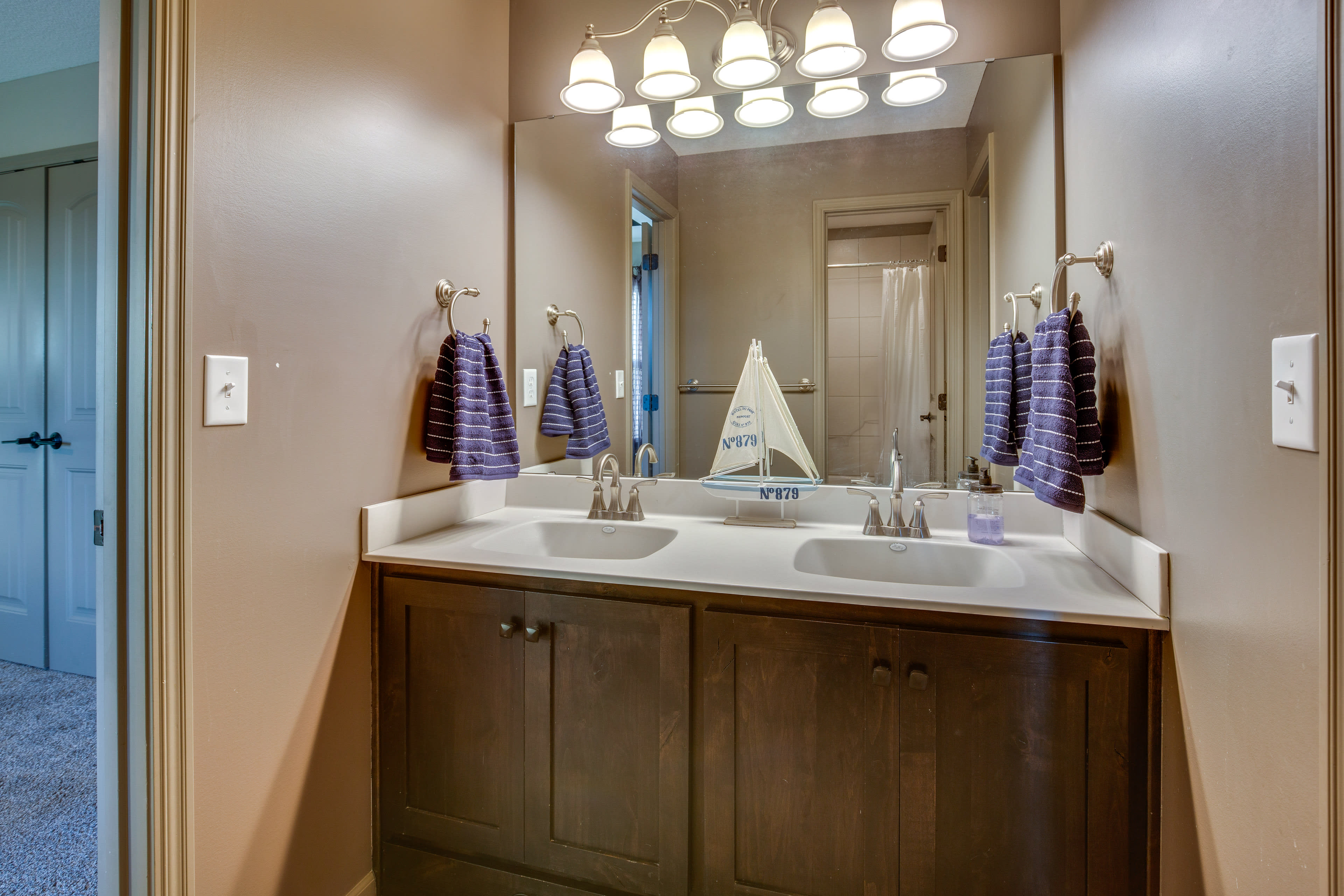 Full Bathroom | Towels Provided | 2nd Floor