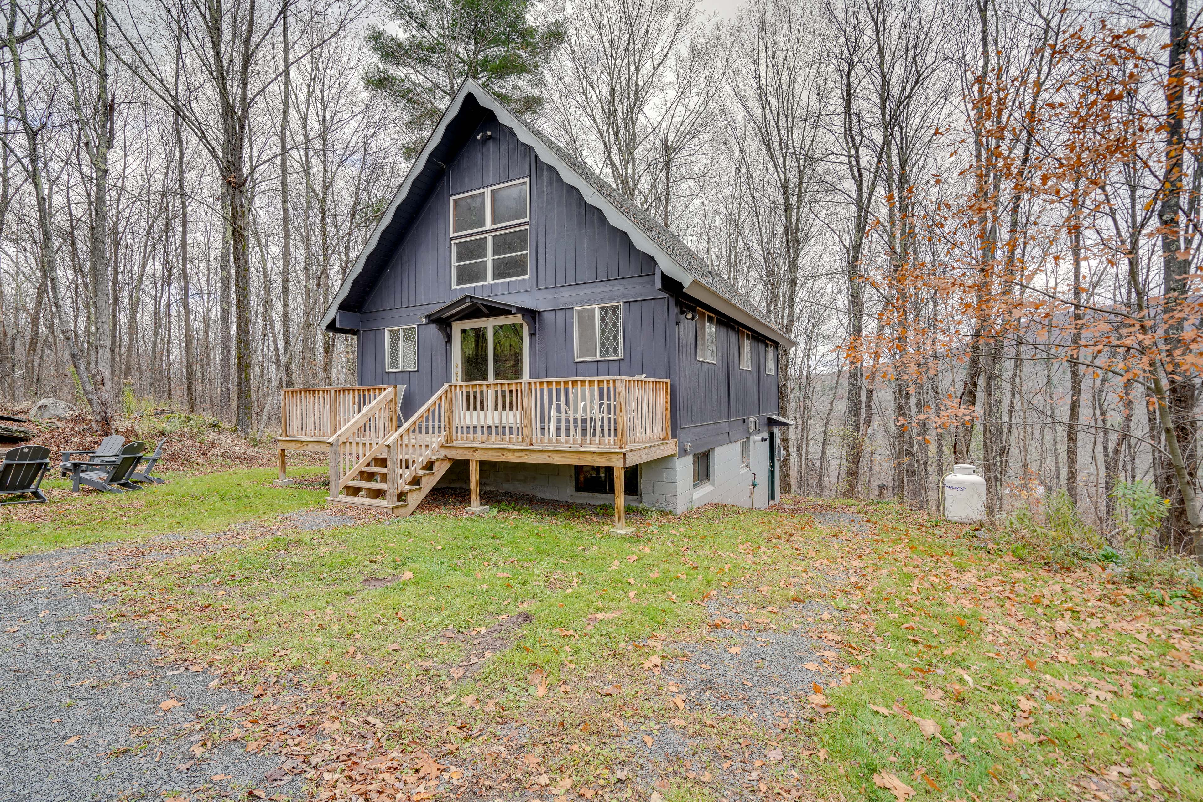 Property Exterior | Gravel Driveway (4 Vehicles)