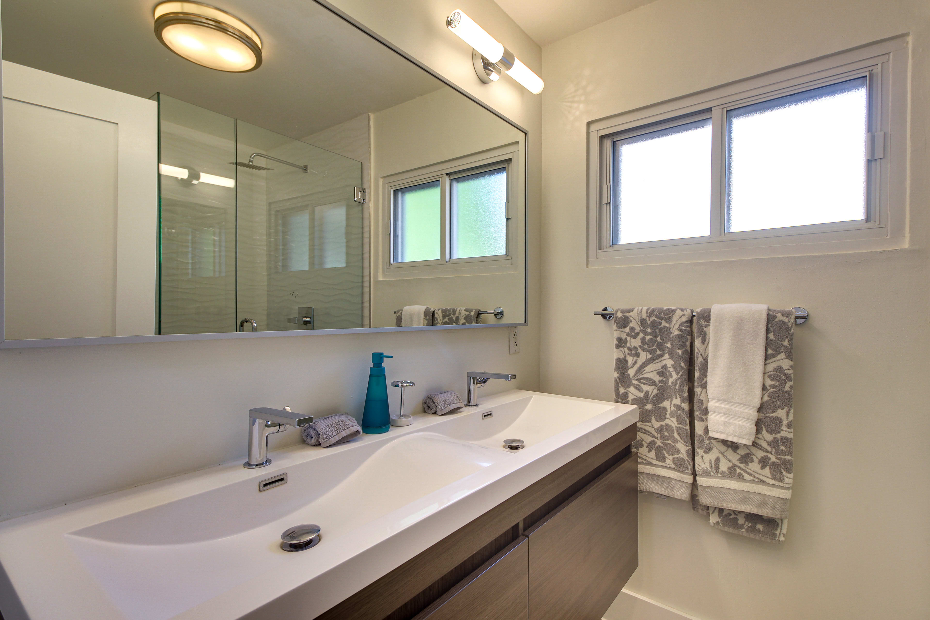 Full Bathroom | Complimentary Toiletries