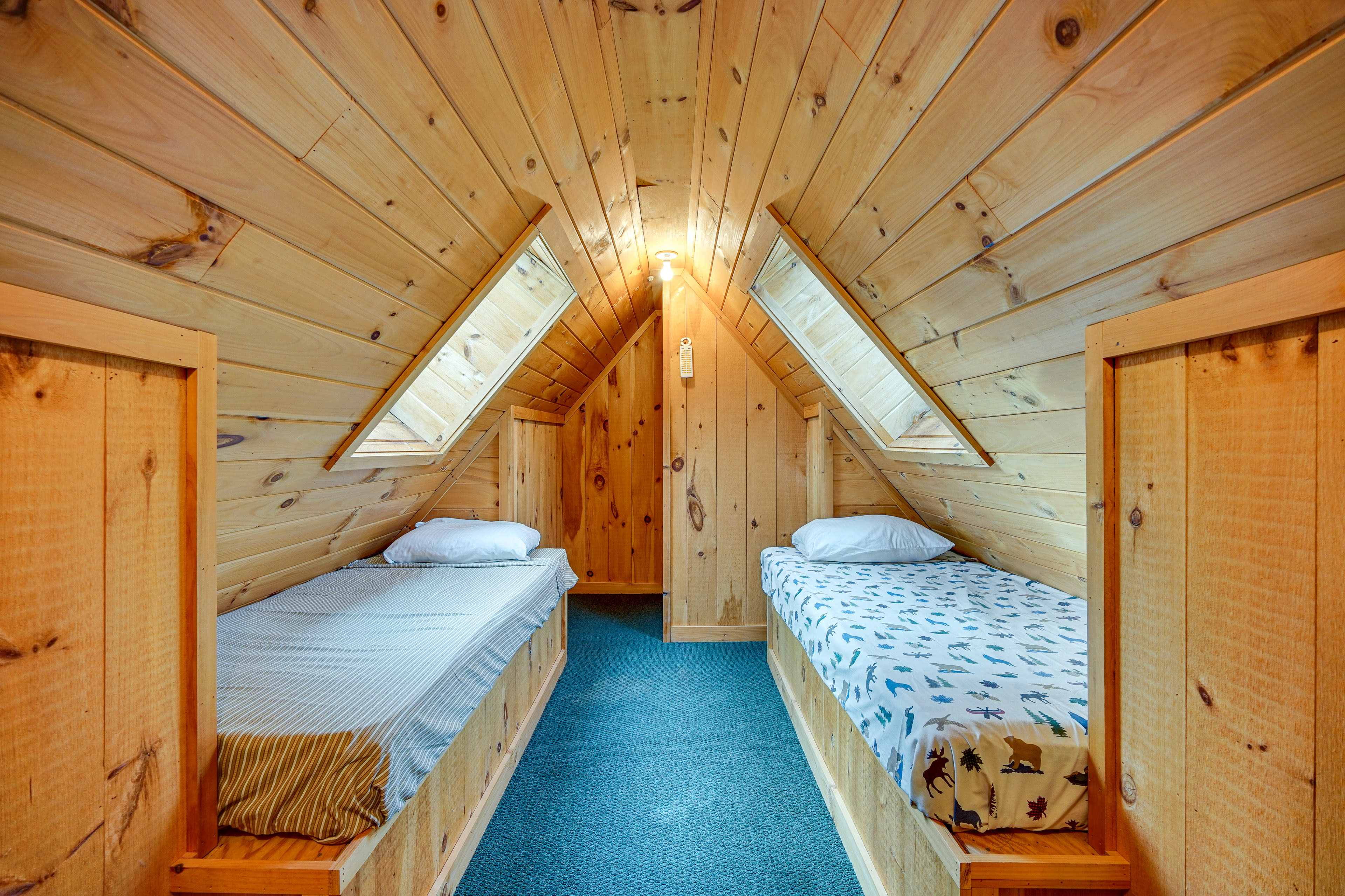 Loft Attic | 2 Twin Beds