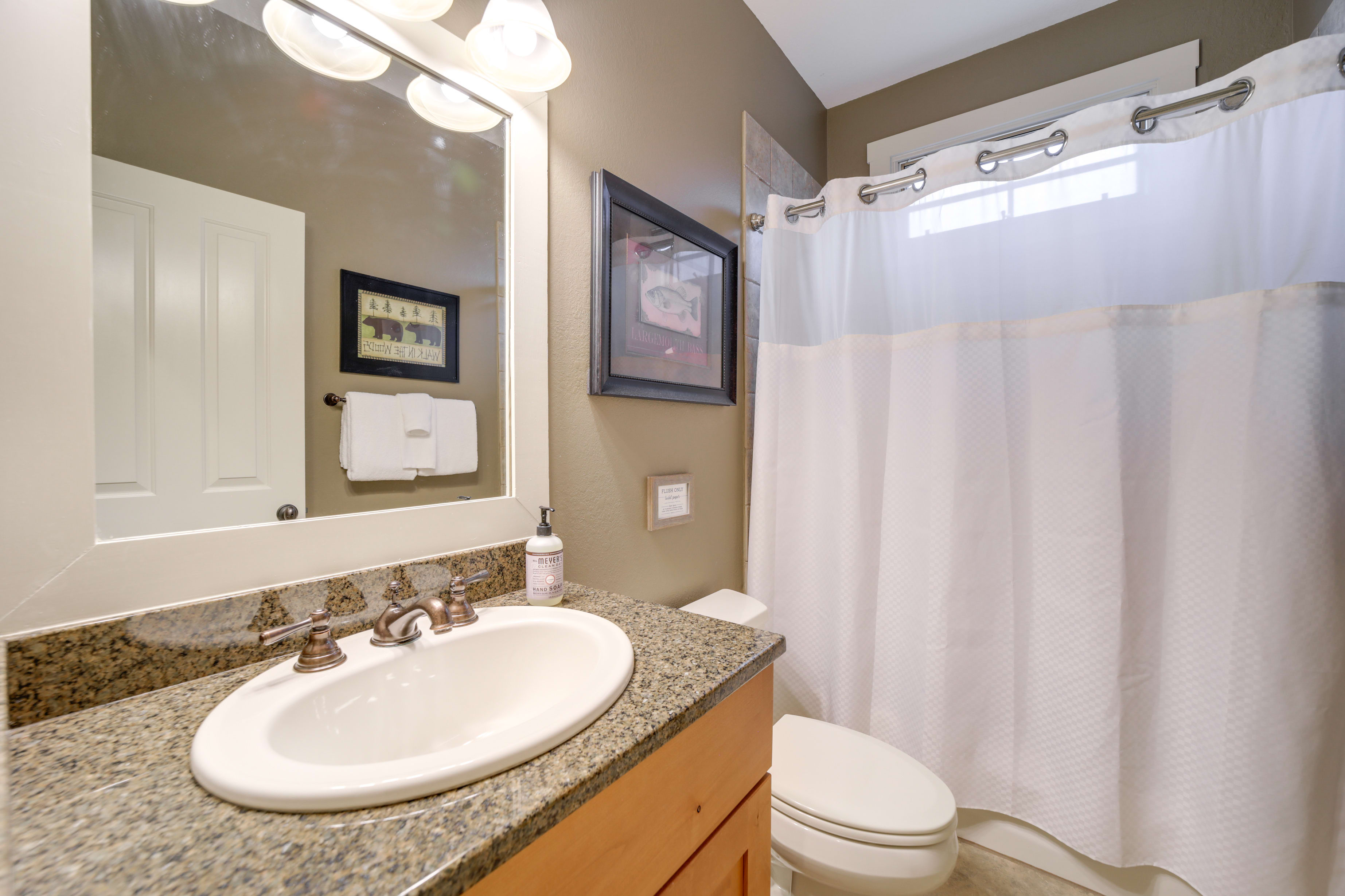 Full Bathroom | Complimentary Toiletries