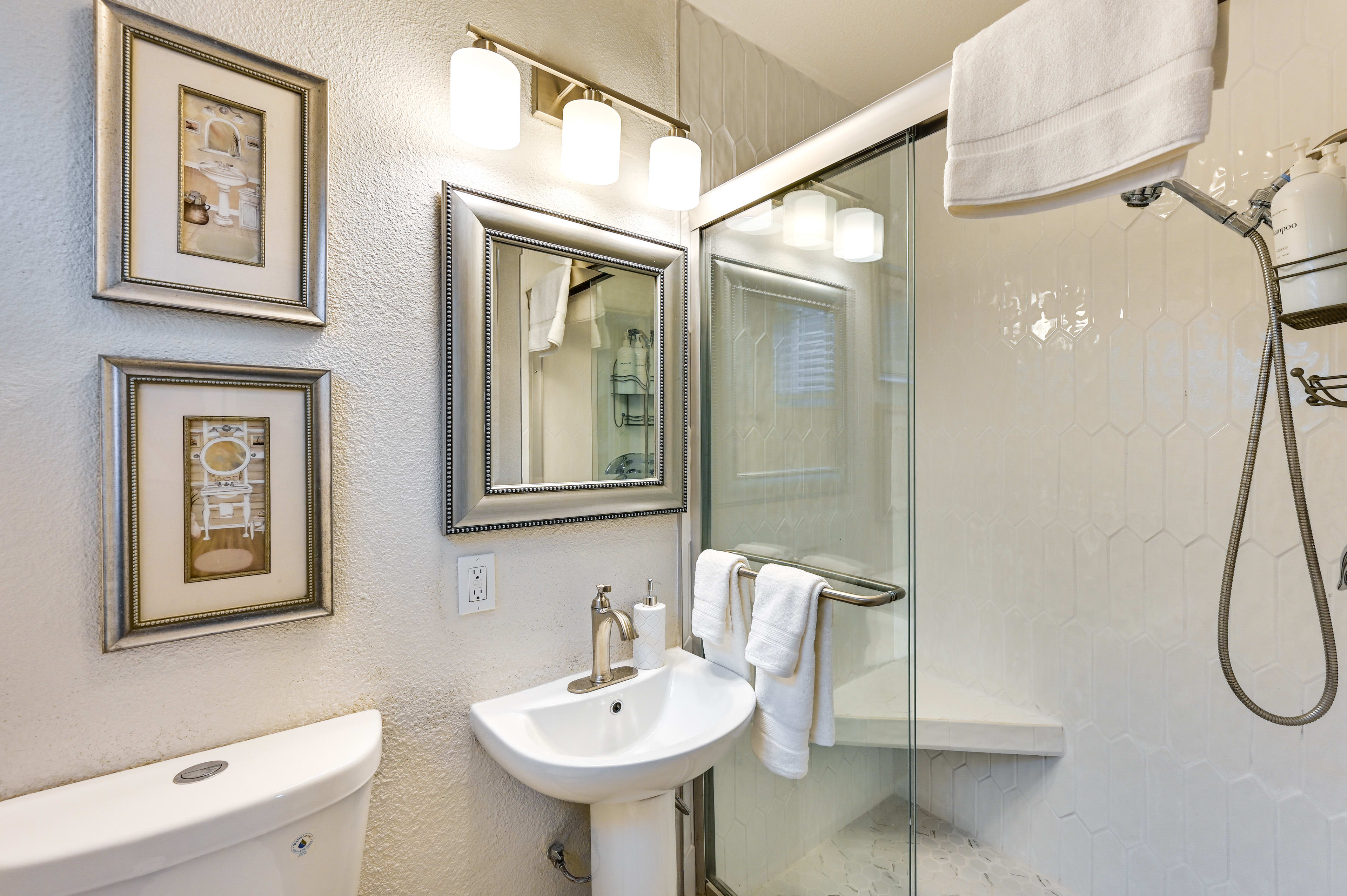 Full Bathroom | Complimentary Toiletries