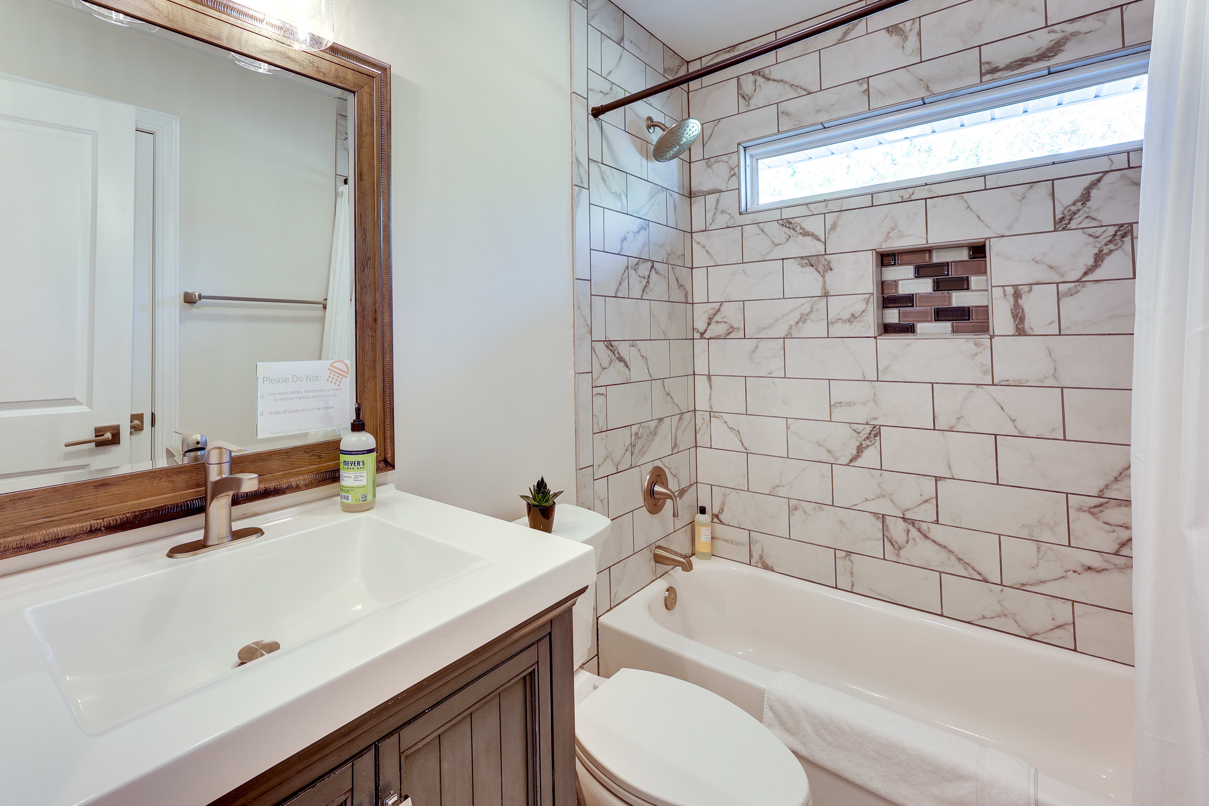 Full Bathroom | Towels Provided | Complimentary Toiletries