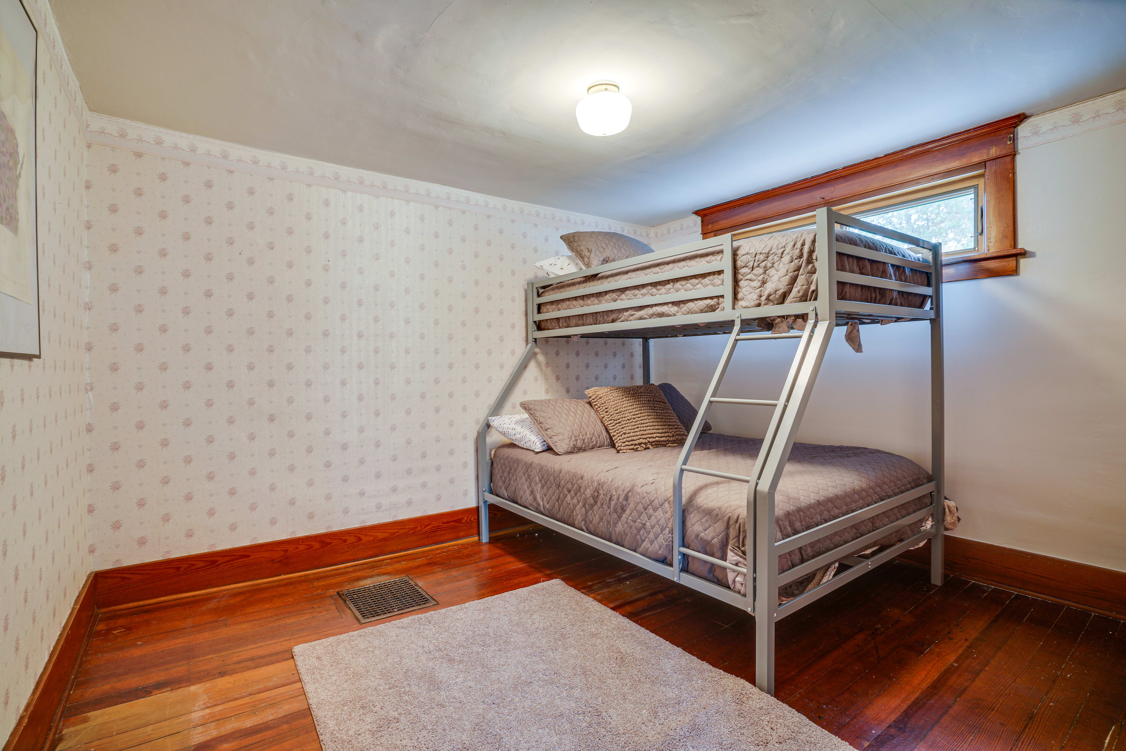 Bedroom 3 | Twin/Full Bunk Bed