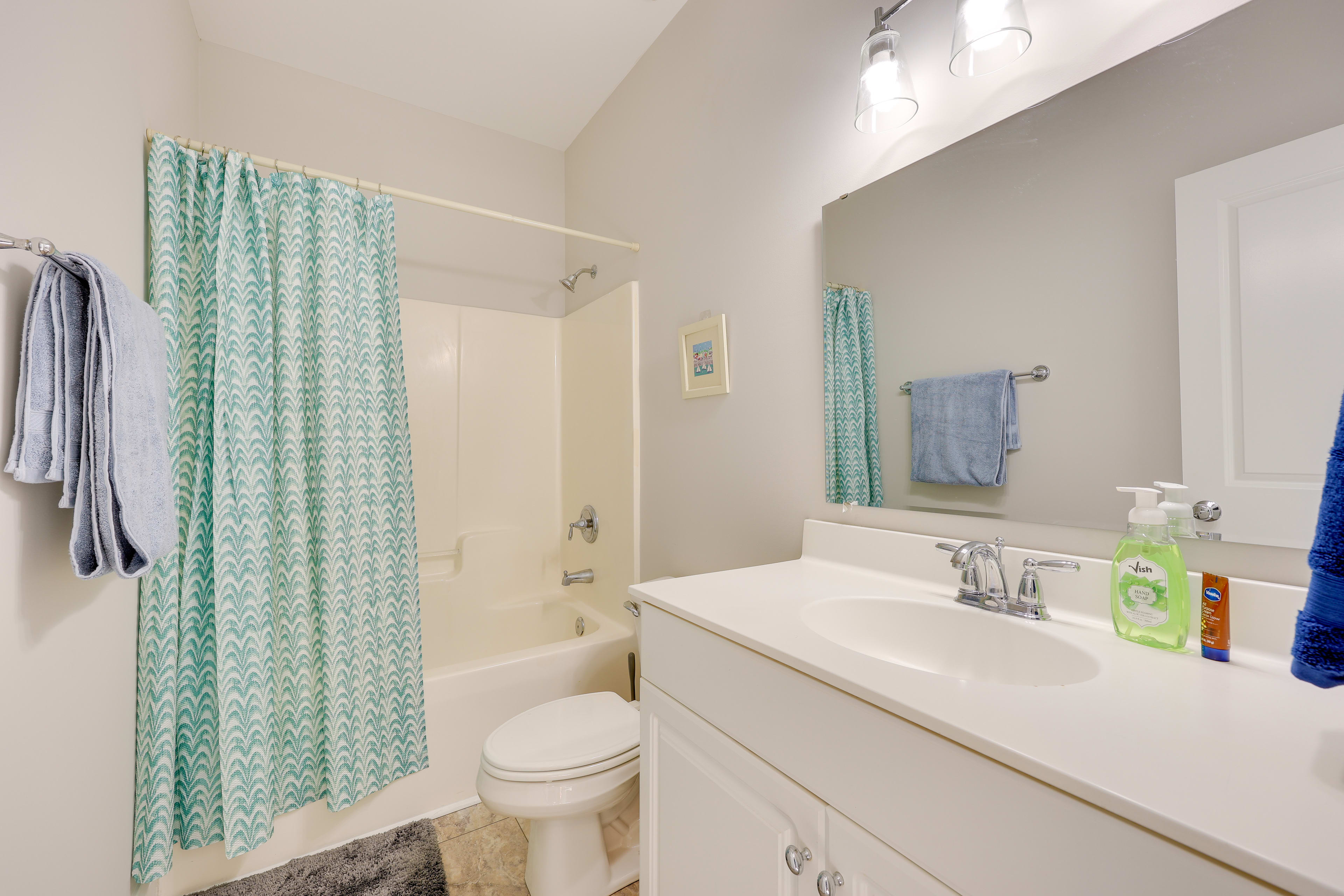 Full Bathroom | Towels Provided | 2nd Floor