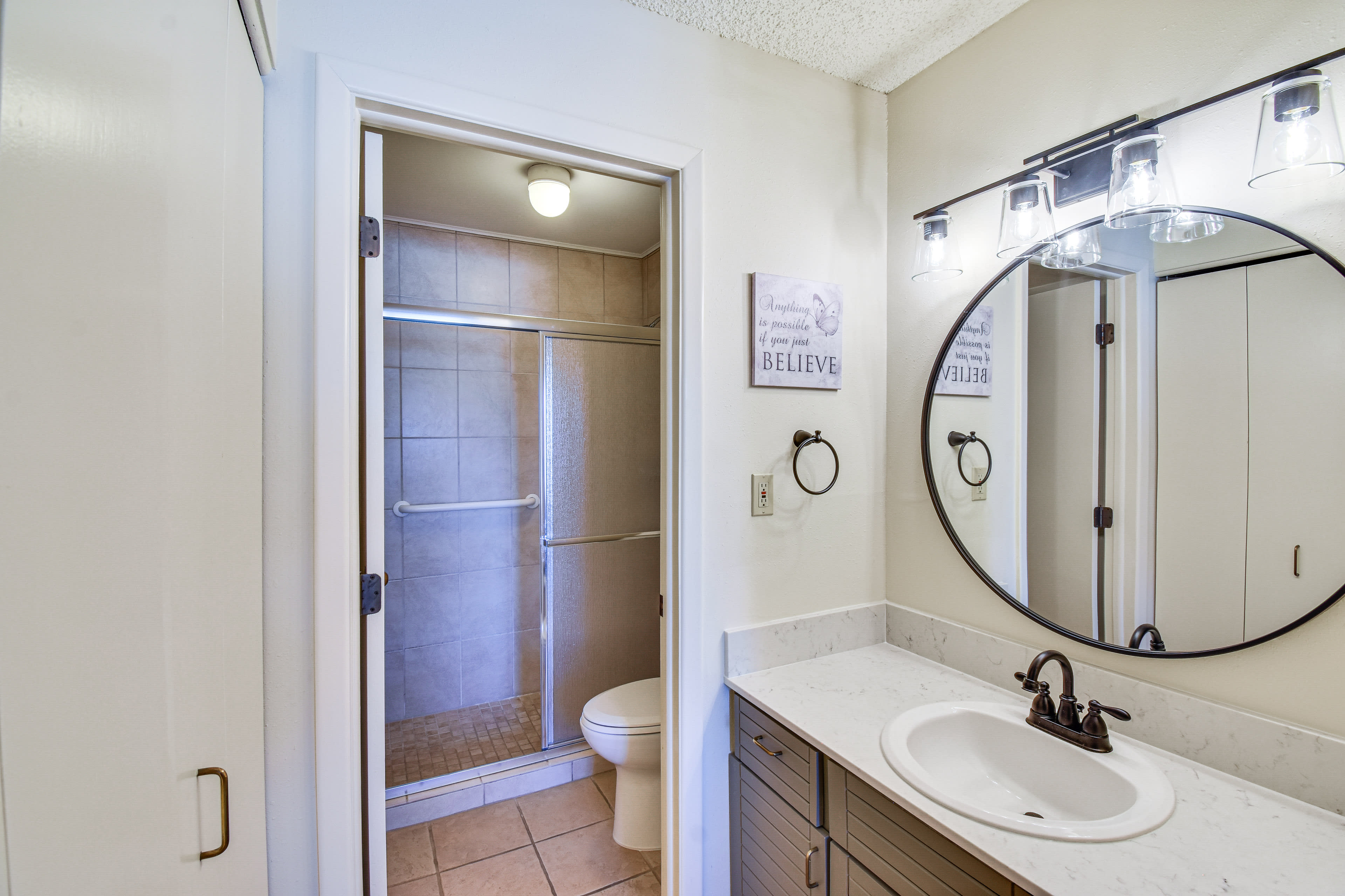 Full Bathroom | 1st Floor | Grab Rail in Shower