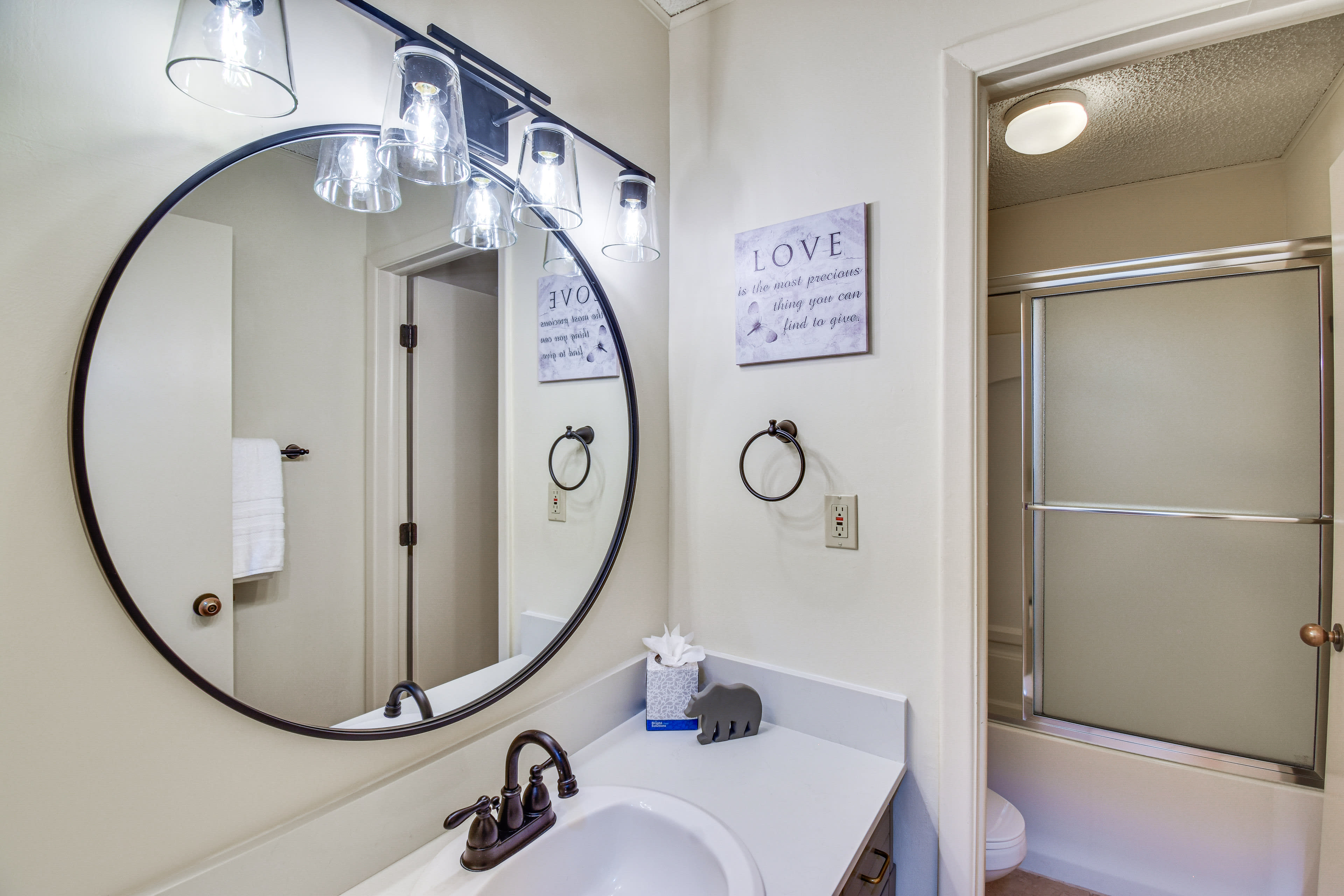 Full Bathroom | 1st Floor | Complimentary Toiletries