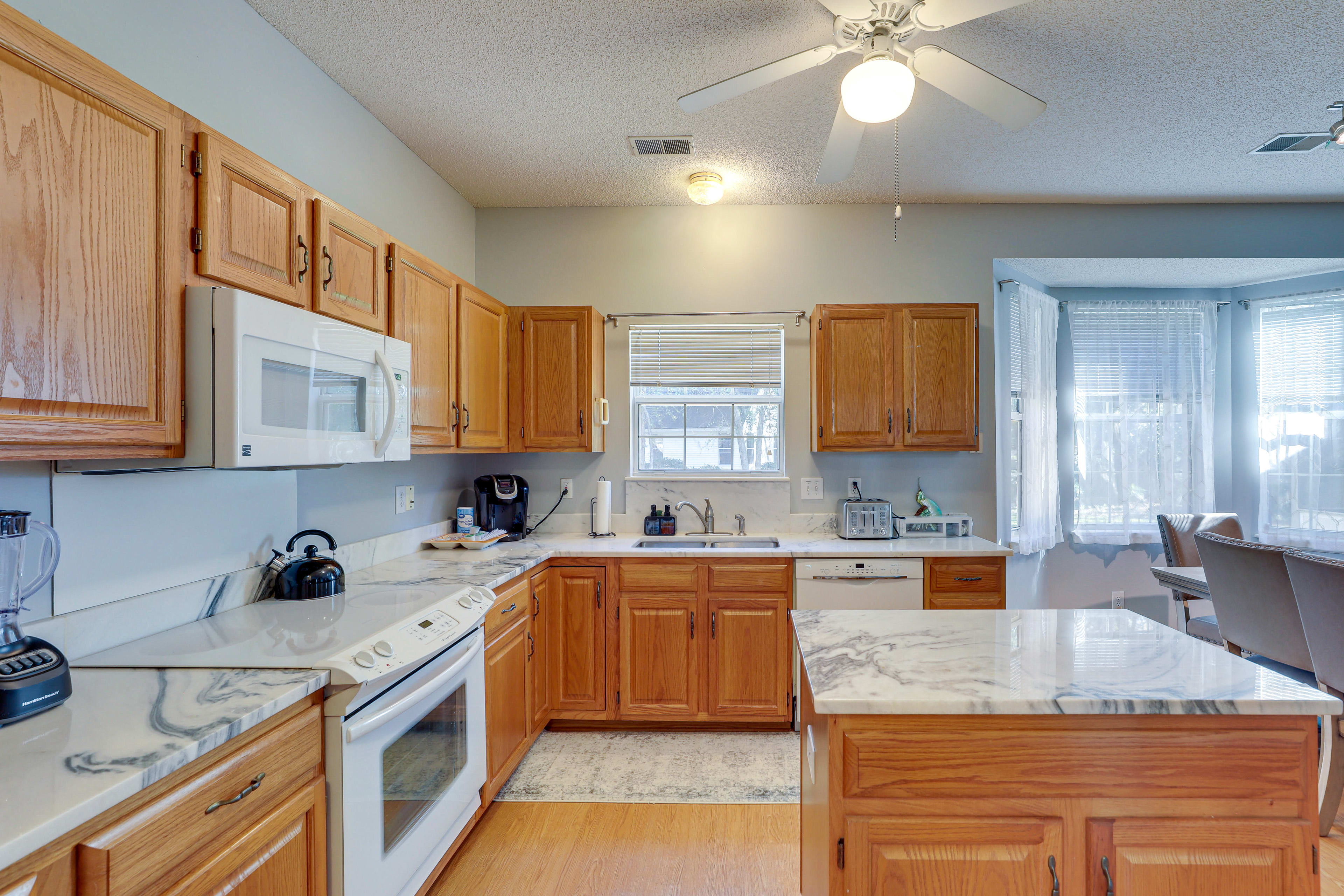 Kitchen | Keyless Entry | Central Air Conditioning
