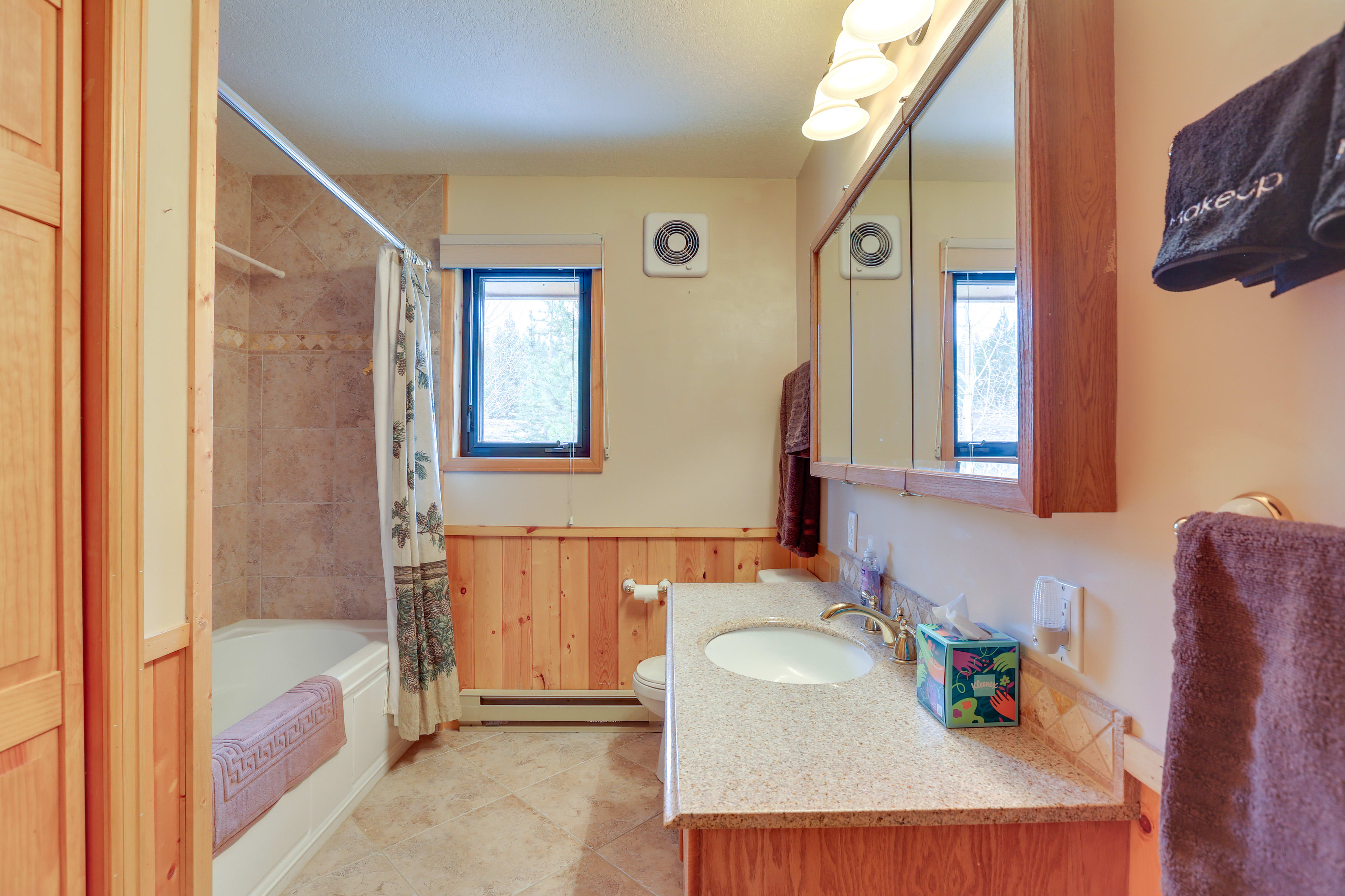 Full Bathroom | Main Floor | Towels Provided