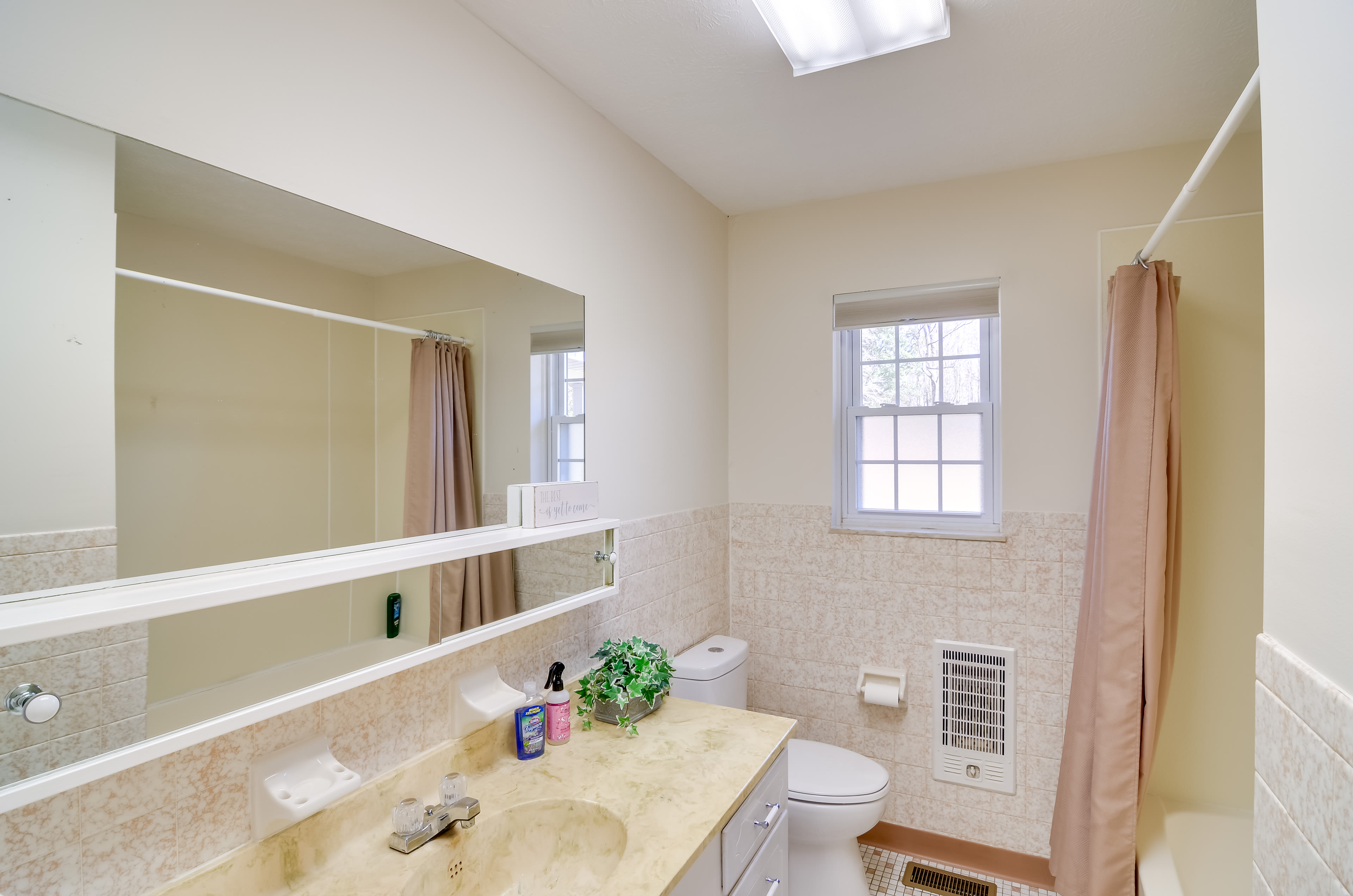 Full Bathroom | 1st Floor | Complimentary Toiletries