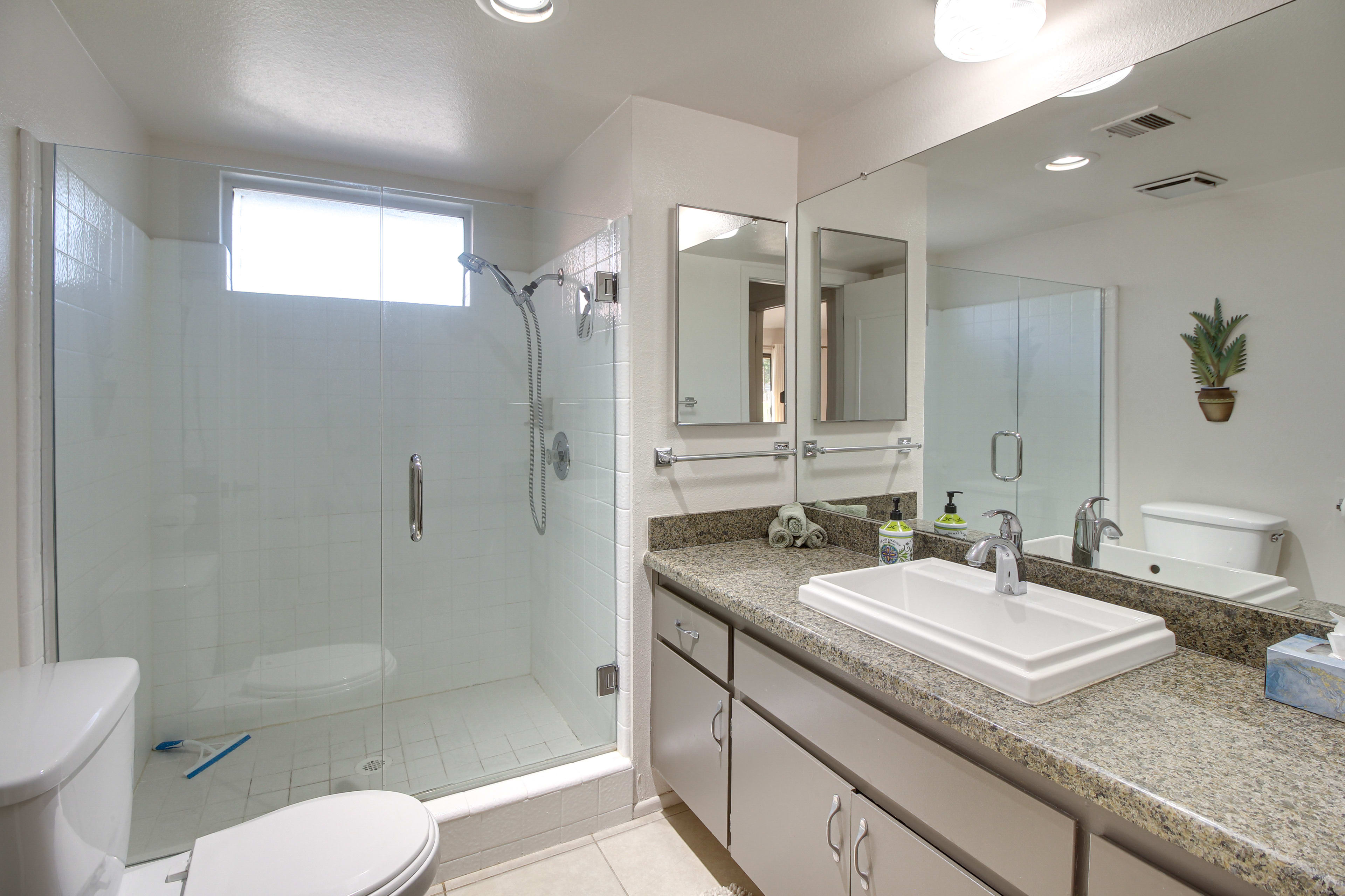 Full Bathroom | Complimentary Toiletries