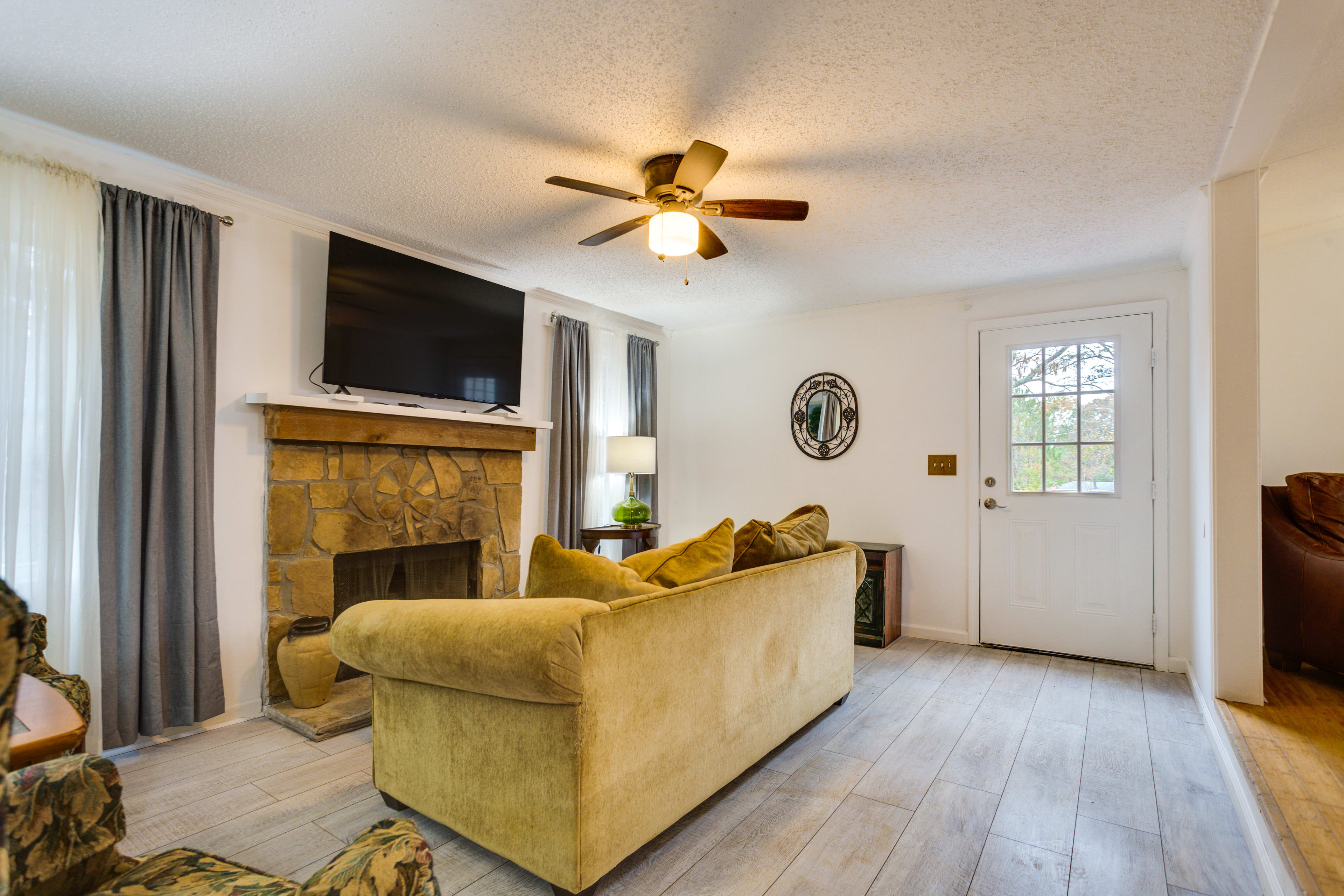 Living Room | 2 Queen Air Mattresses | Smart TV | Books