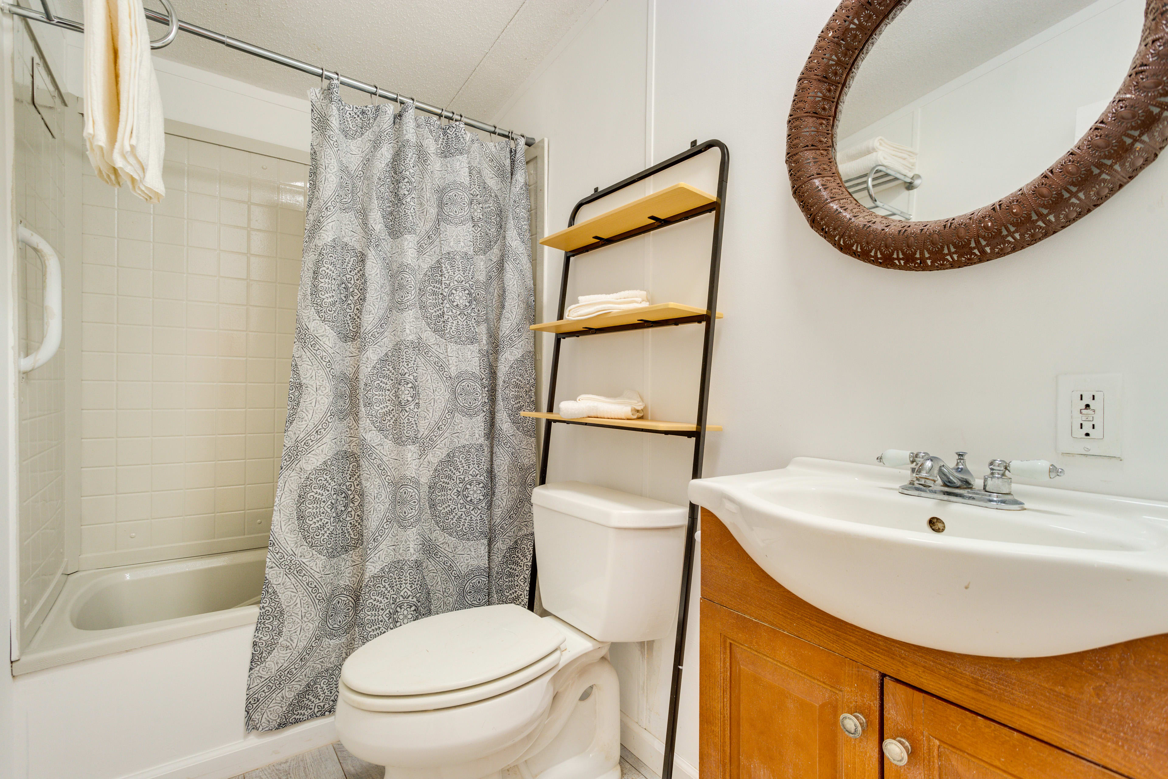 Full Bathroom | Hair Dryer | Grab Rails