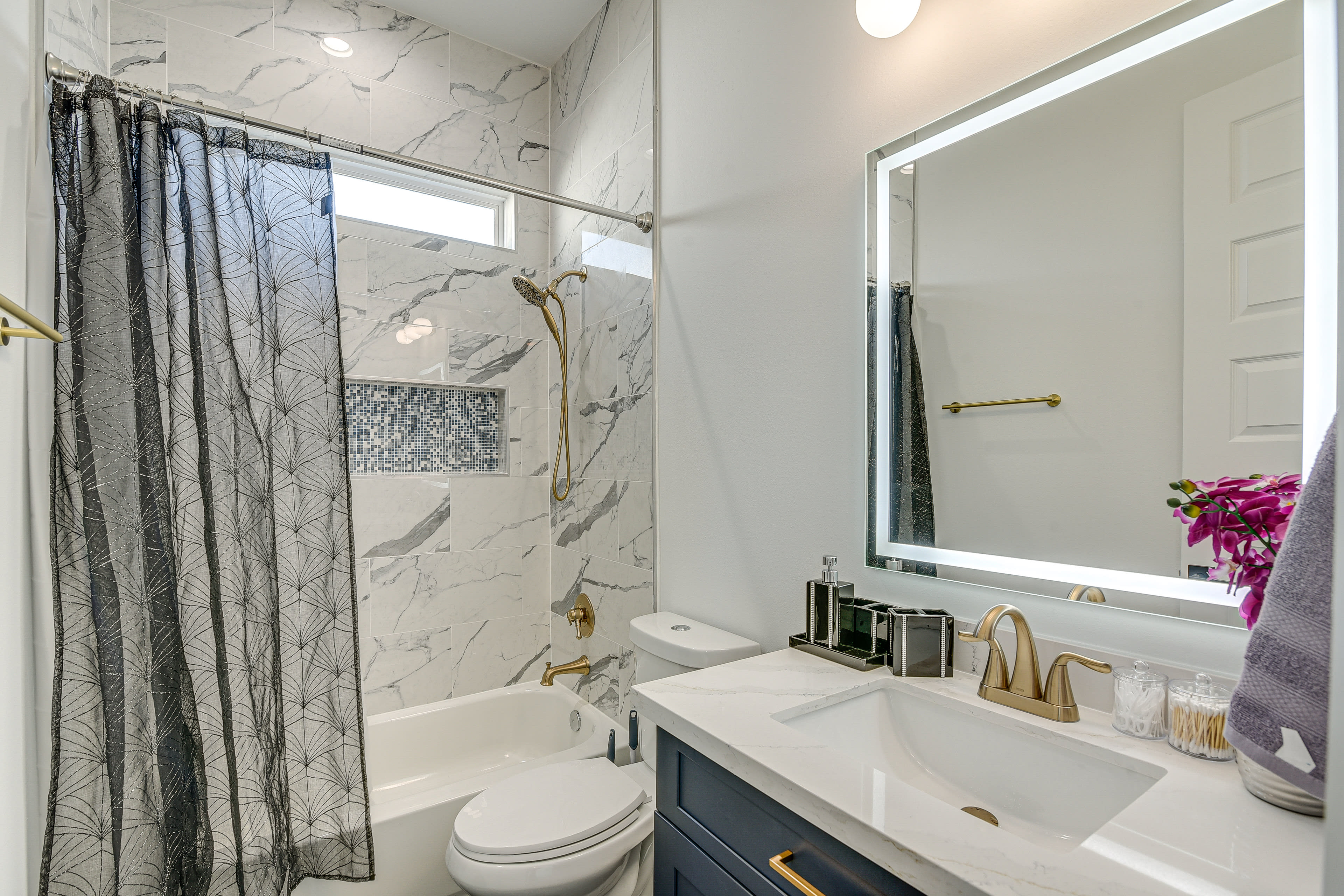 En-Suite Bathroom | 2nd Floor