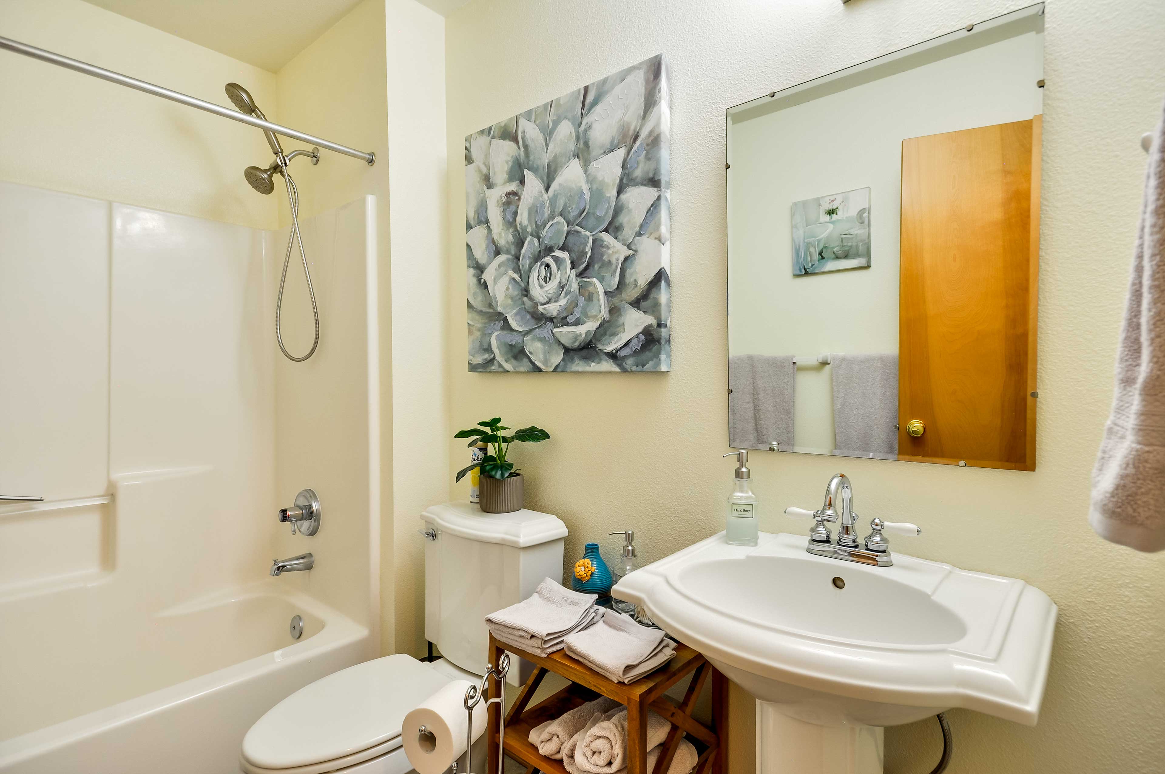 Full Bathroom | Towels Provided | Complimentary Toiletries