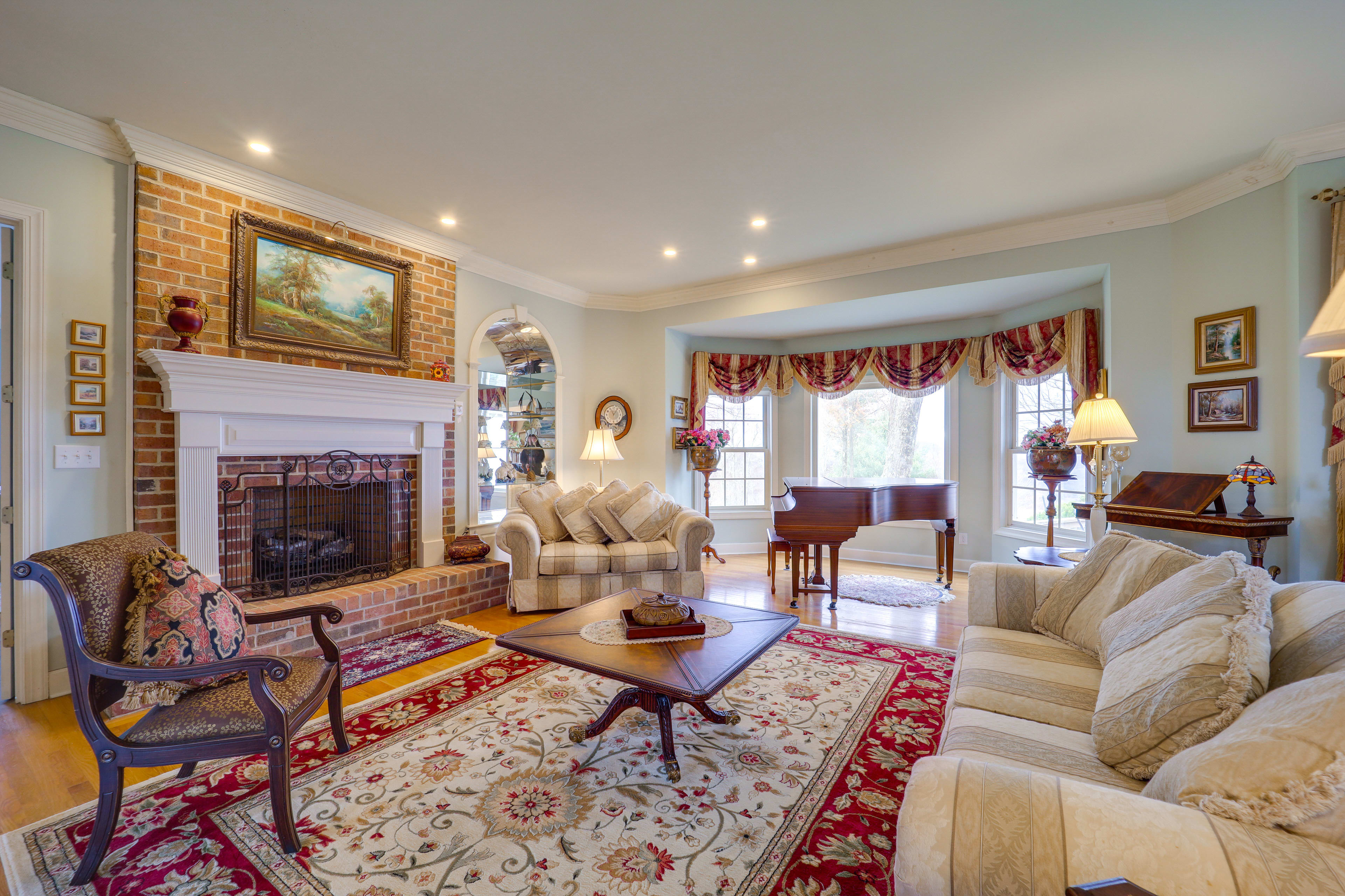 Living Room | Grand Piano | 2 Fireplaces