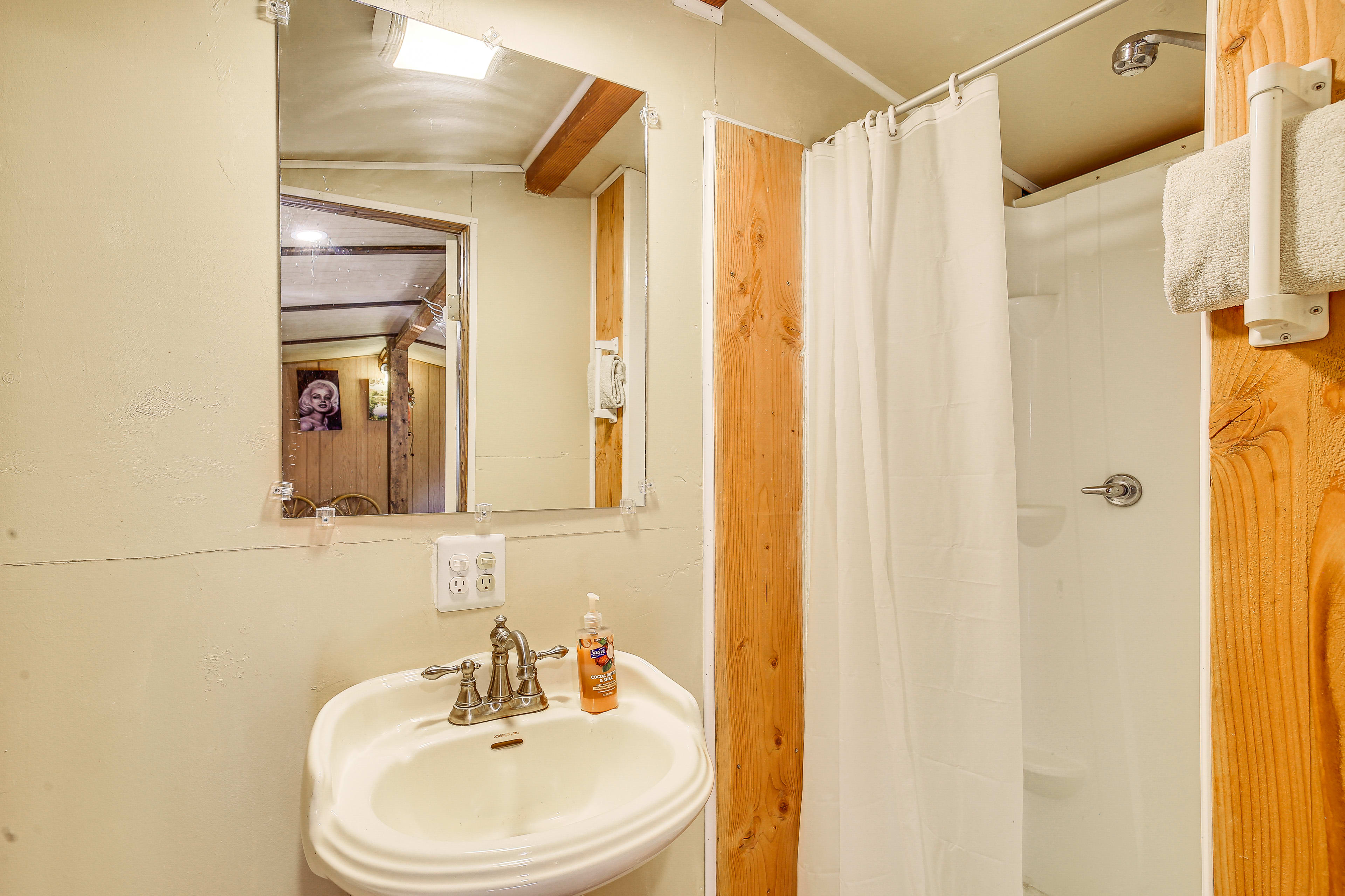Full Bathroom | Main Level | Towels Provided | Complimentary Toiletries