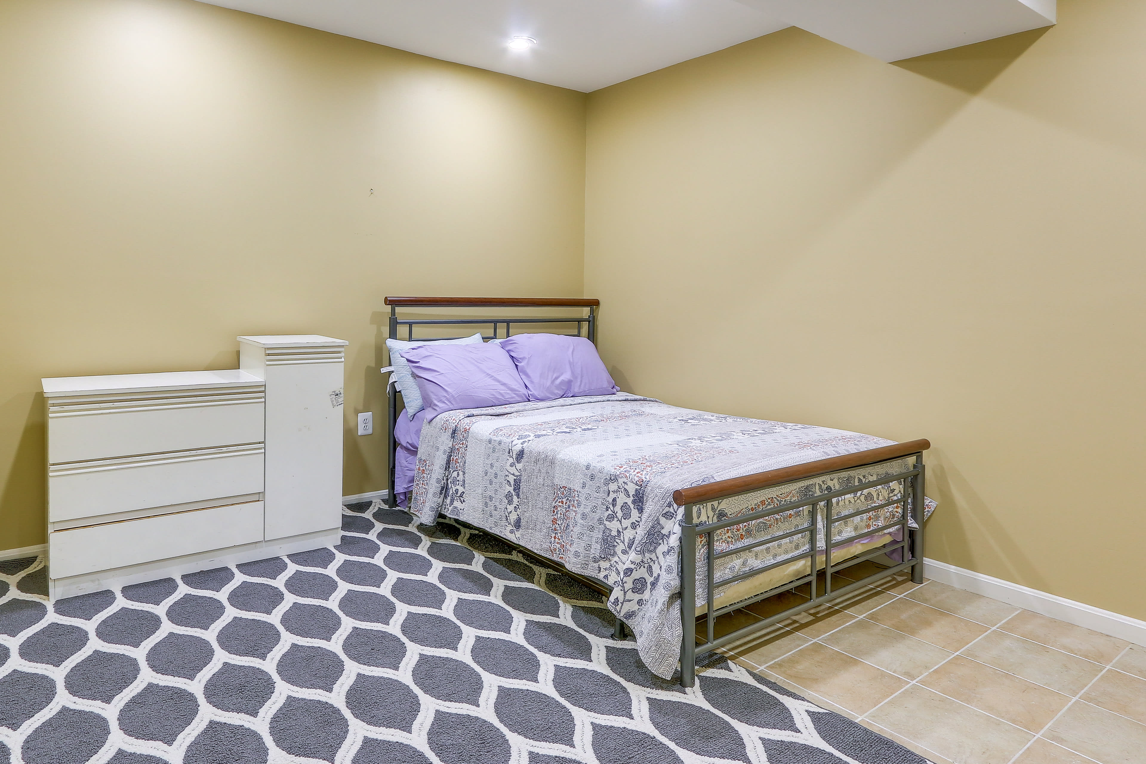 Bonus Room | Queen Bed