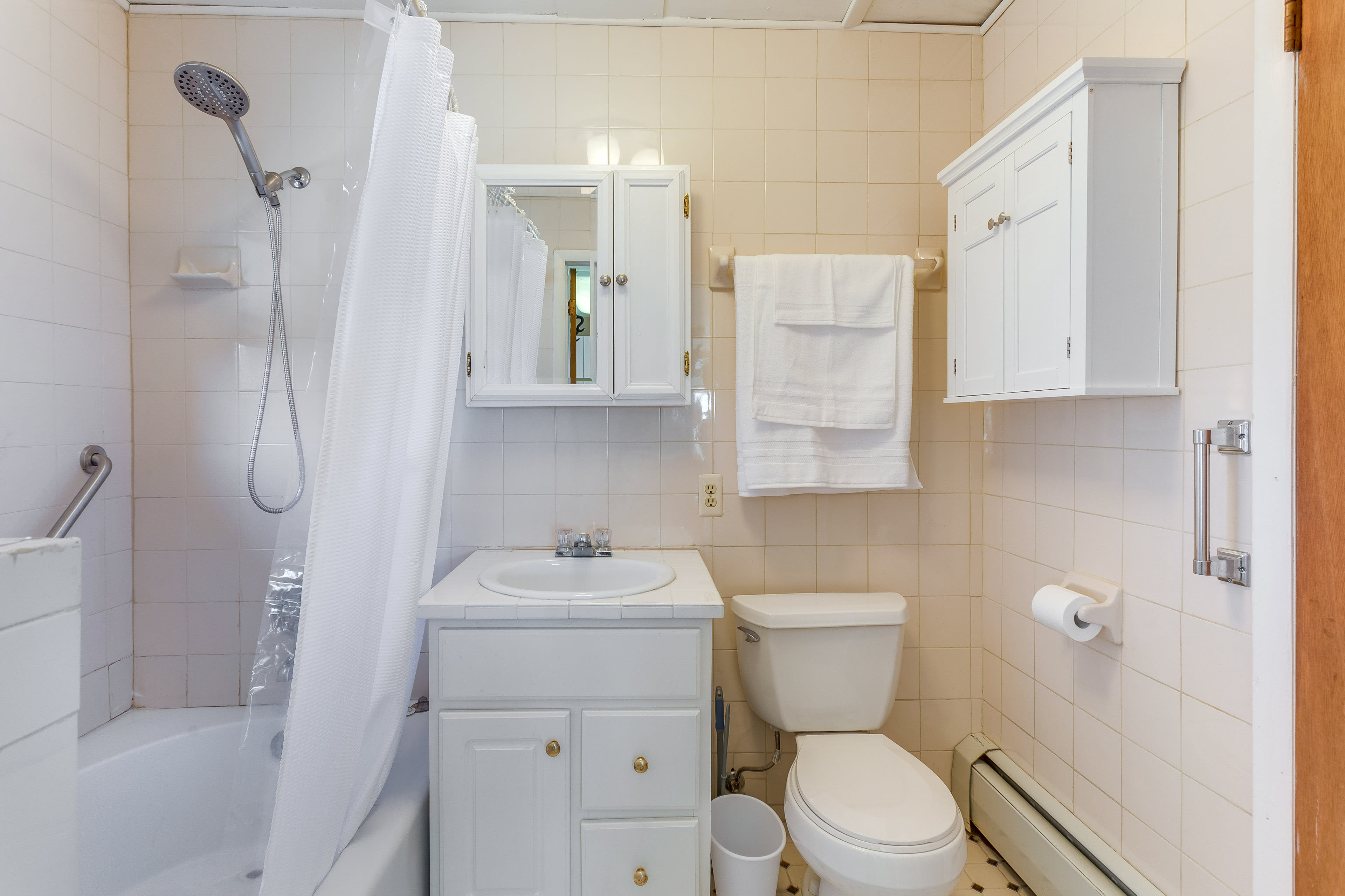 Full Bathroom | Complimentary Toiletries | Towels Provided