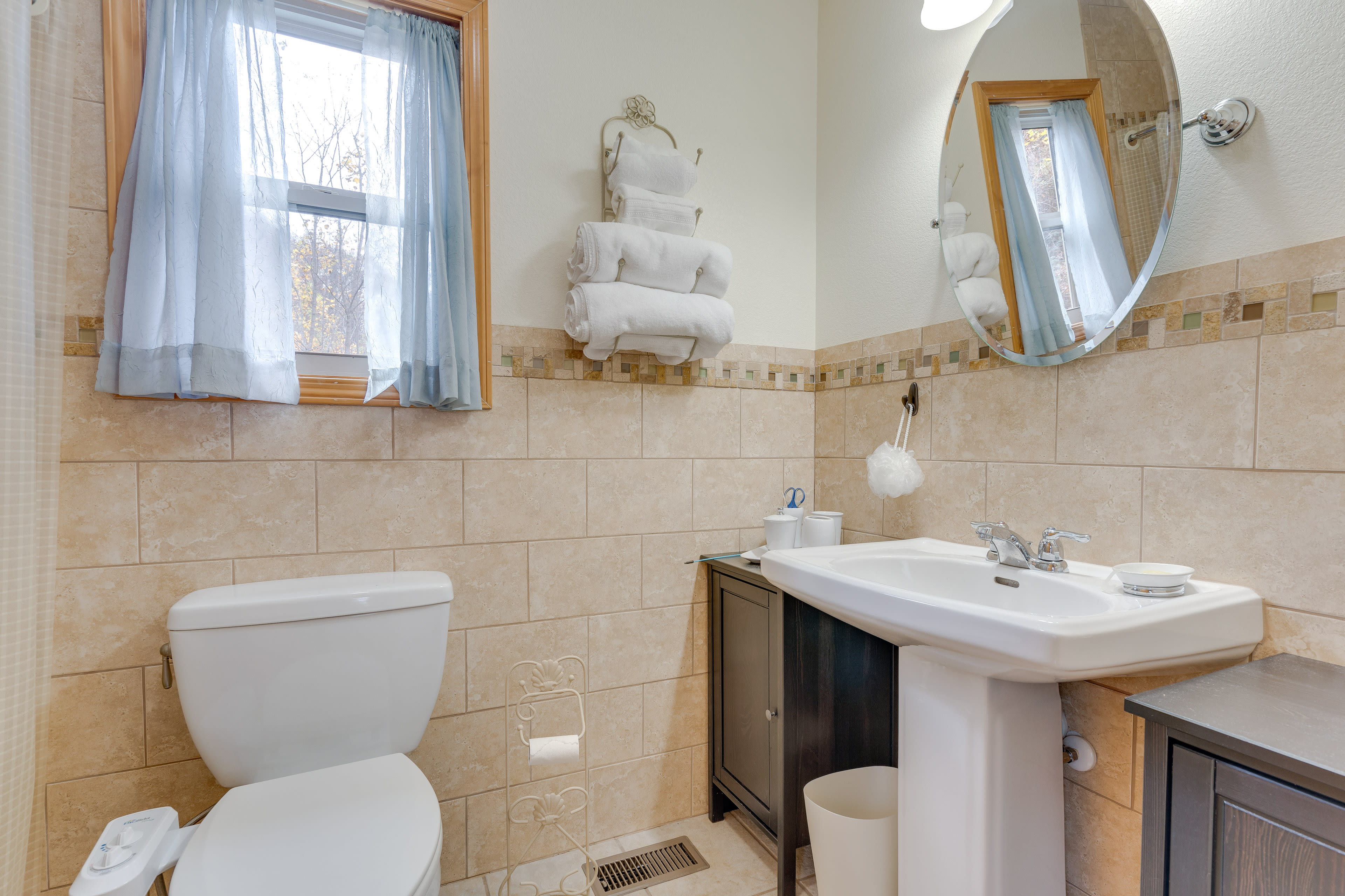 Full Bathroom | Upper Level | Access via Loft