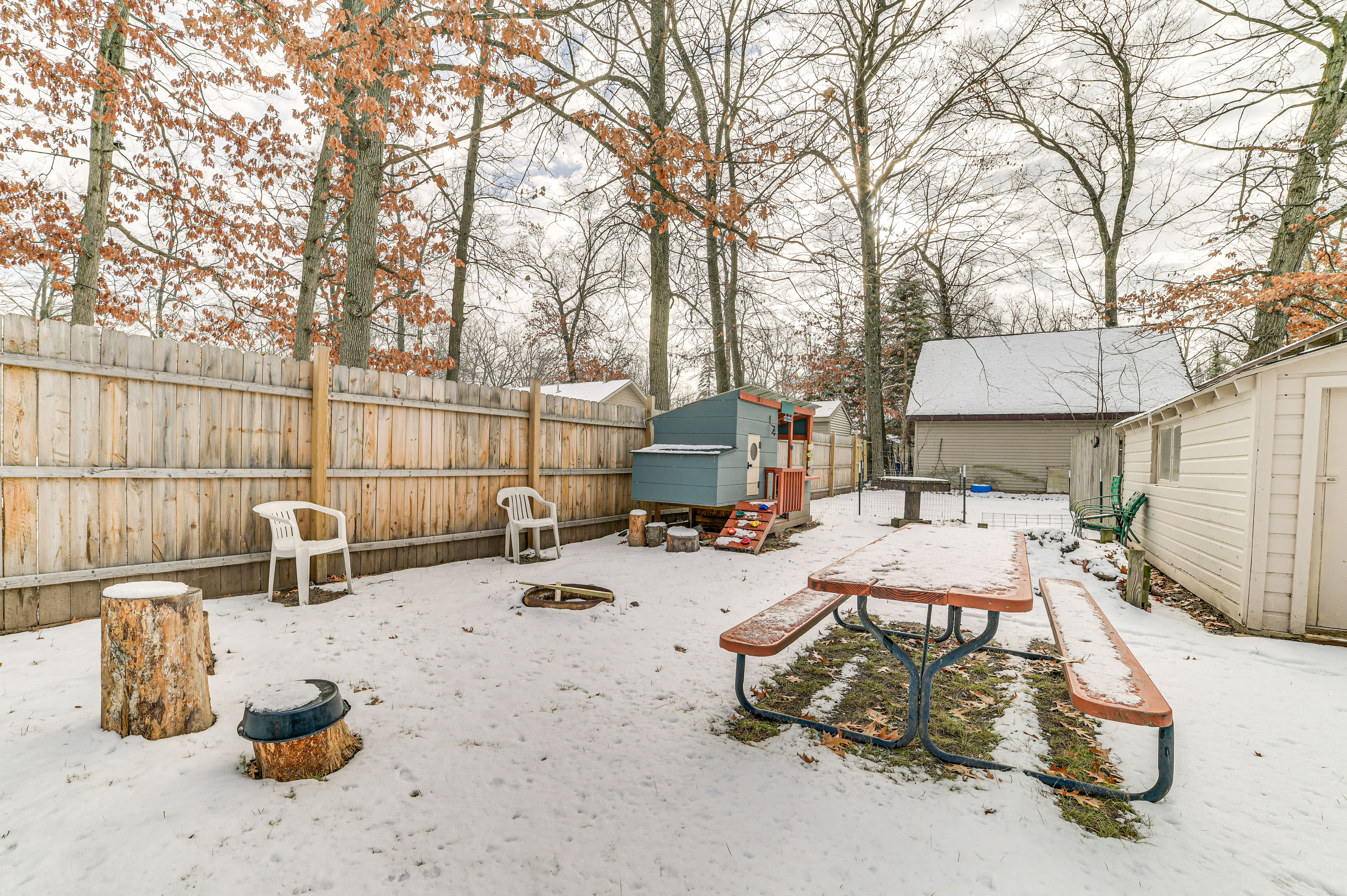 Fenced Backyard | Children's Play Area | Fire Pit | Picnic Table