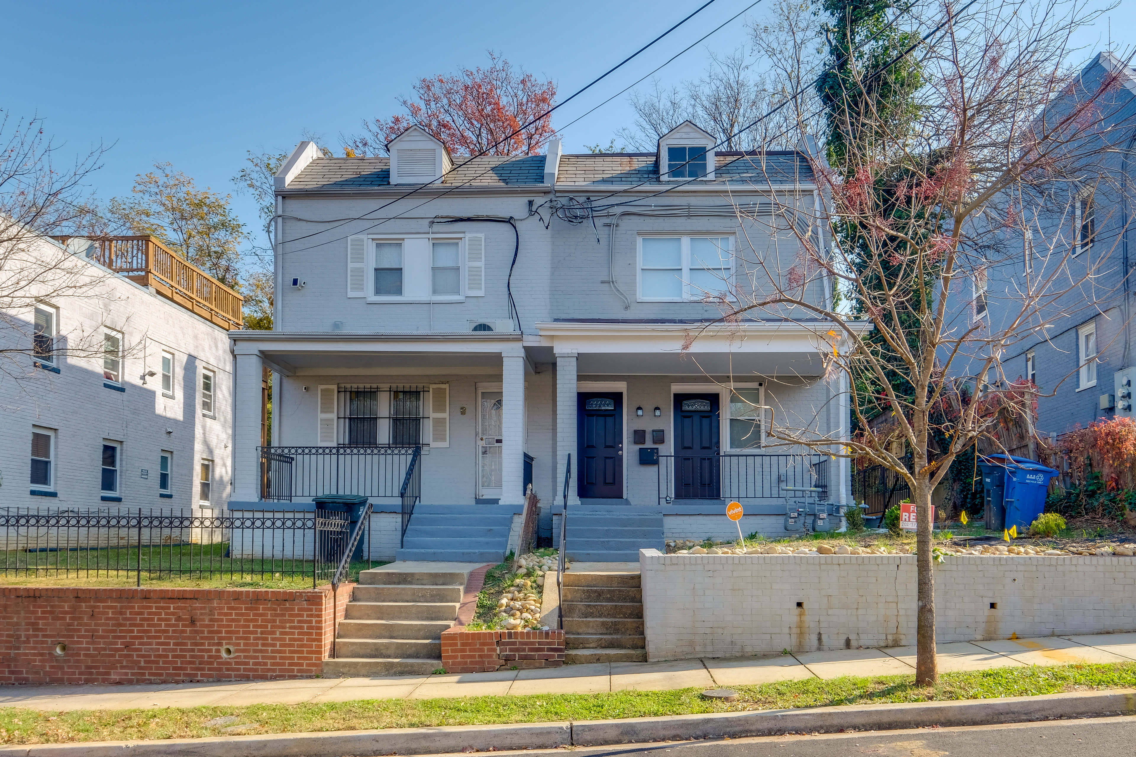 Apartment Exterior | Street Parking