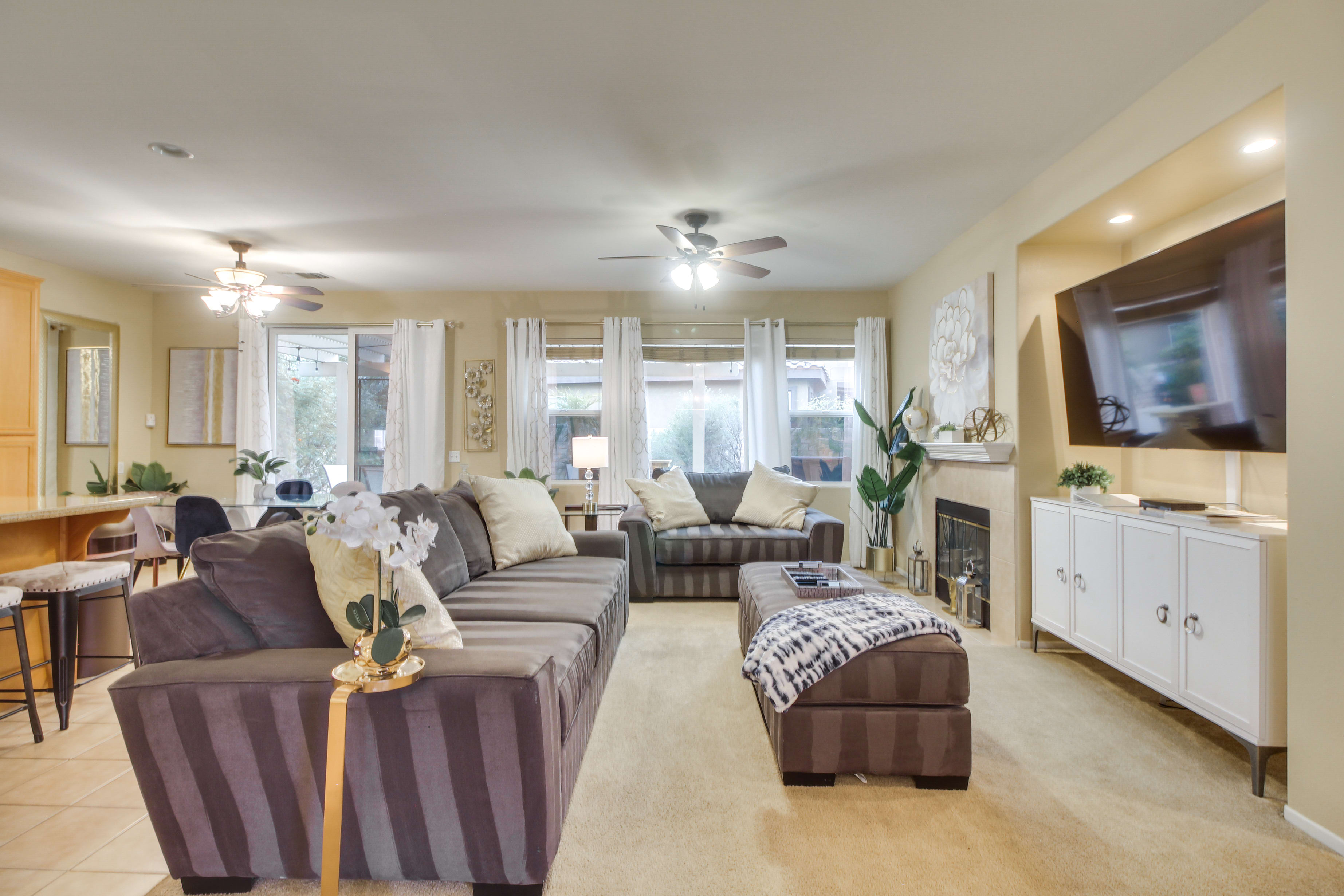 Living Room | Queen Sleeper Sofa | Smart TV | Fireplace | Central A/C
