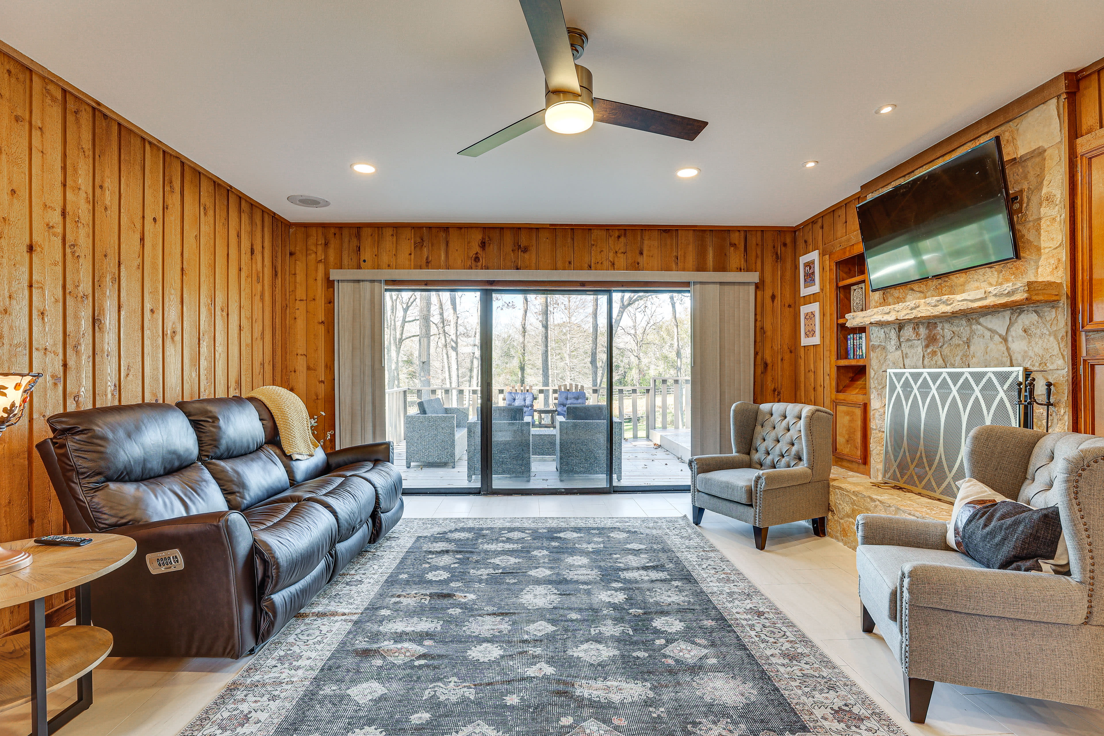 Living Room | Smart TV | Fireplace