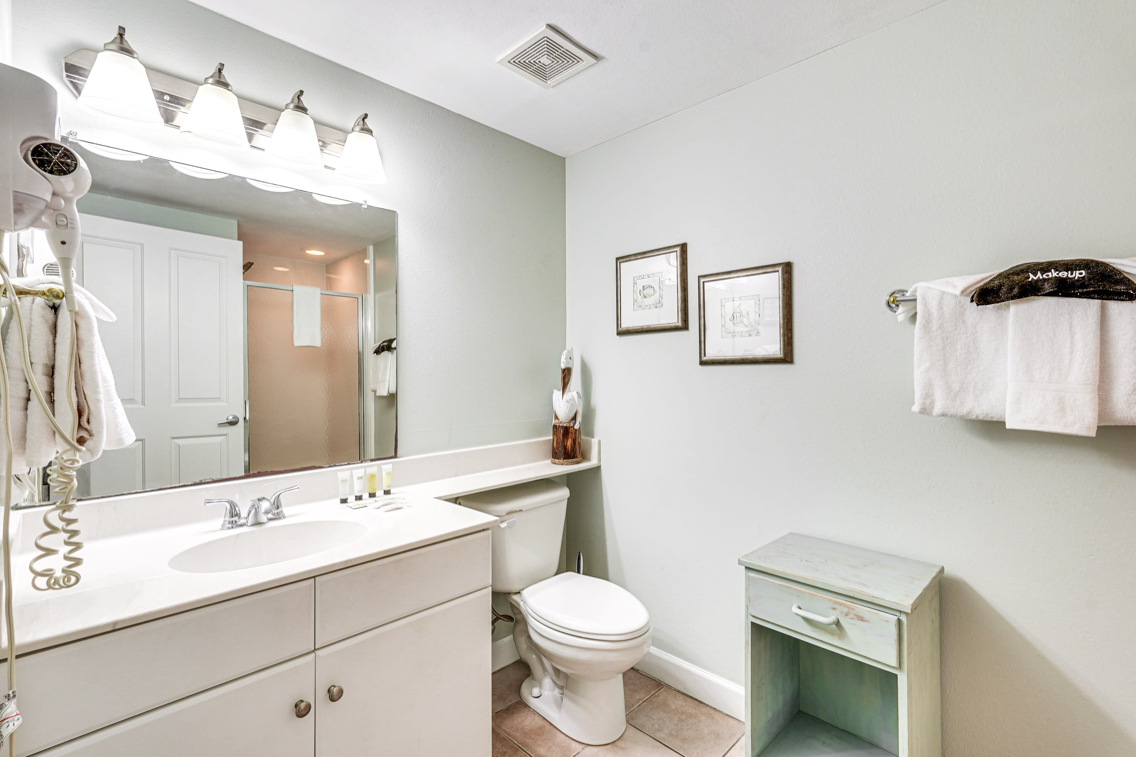 Full Bathroom | Complimentary Toiletries